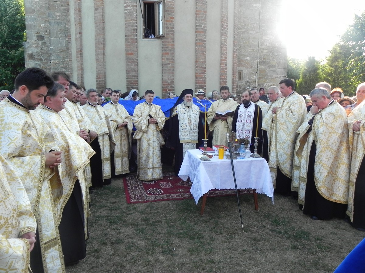 Slujbe arhiereşti la Biserica Precista din Bacău