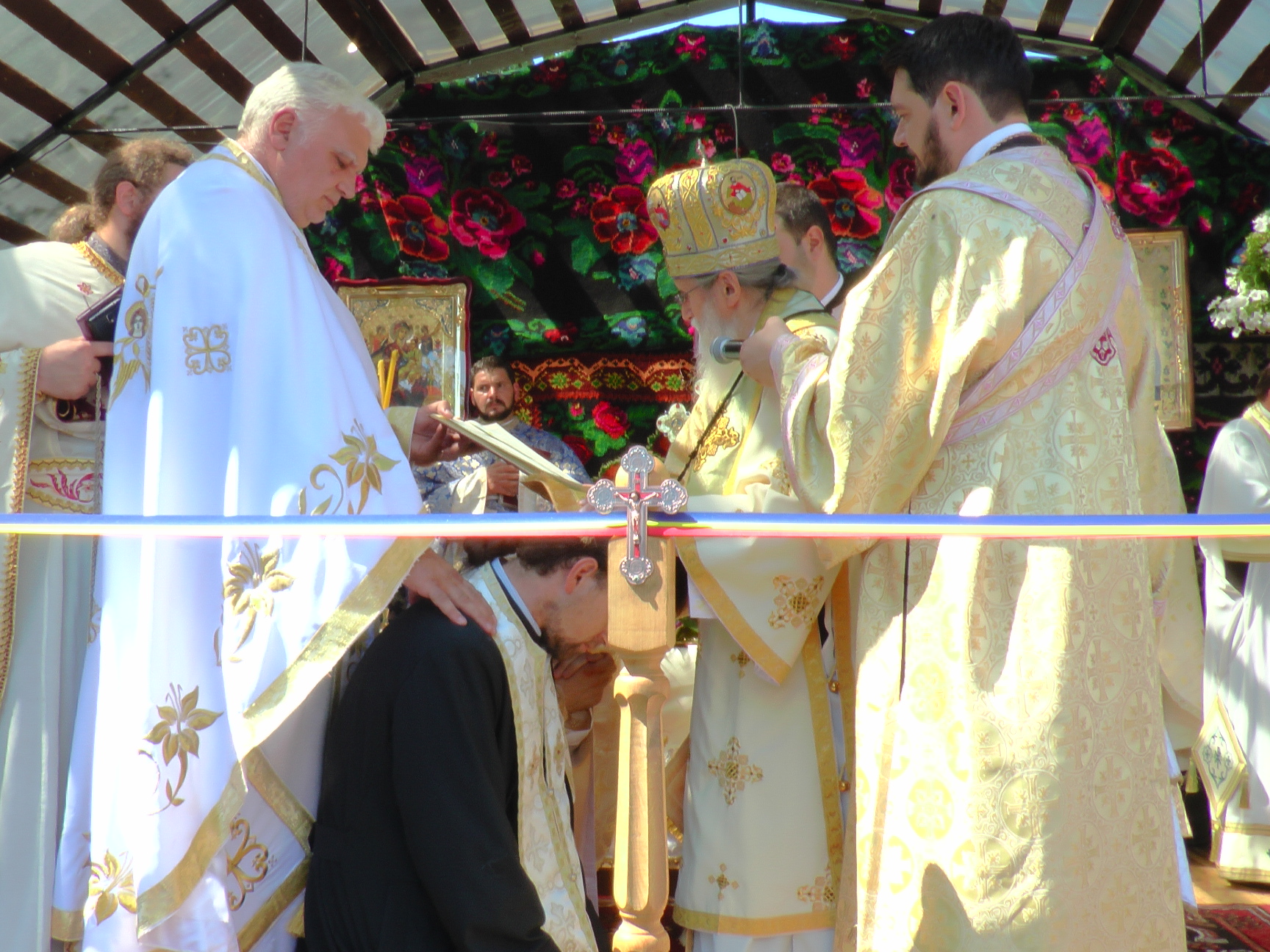 Liturghie arhierească și sfințire de pictură, în Parohia Bălăceana