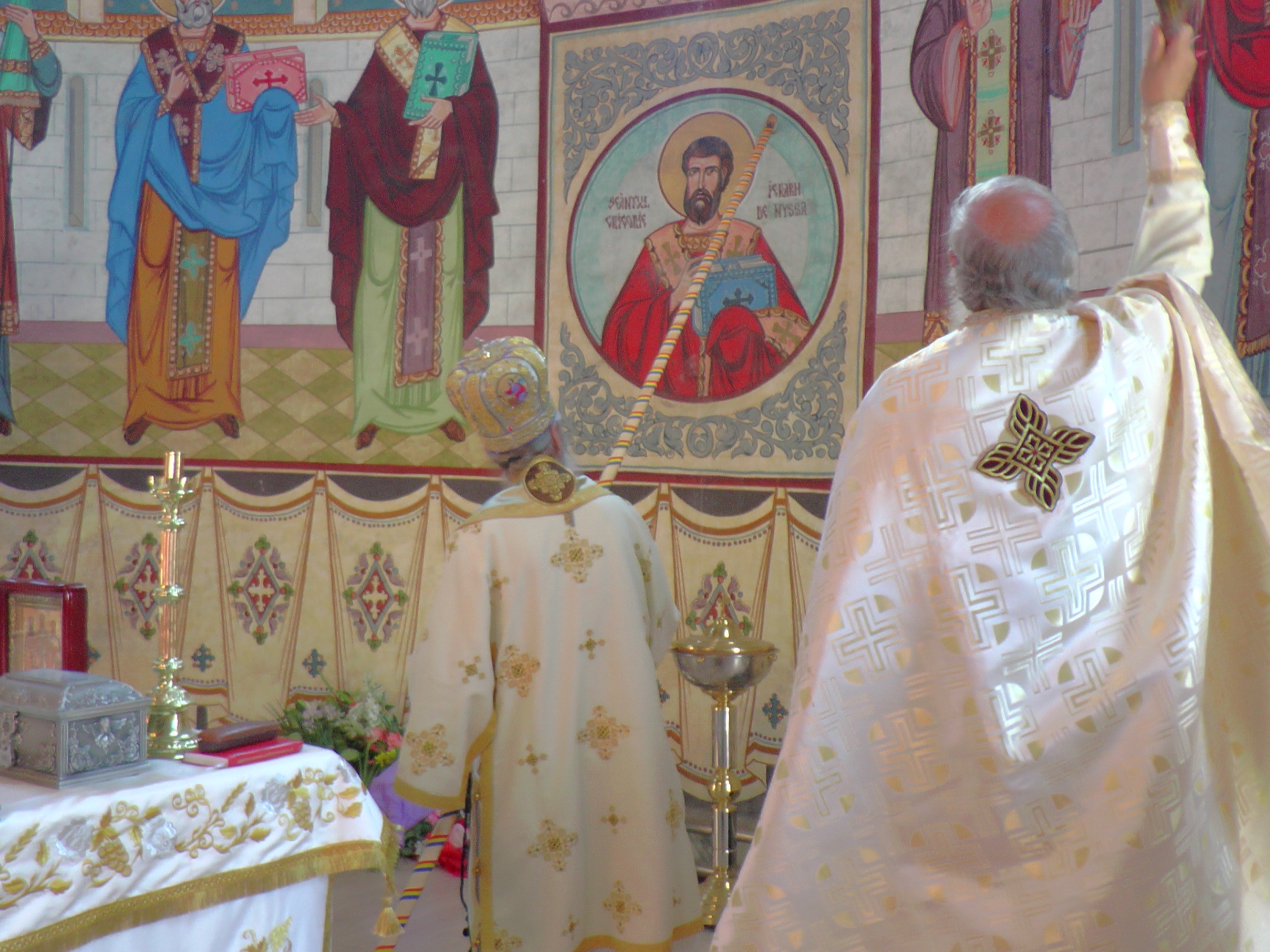 Liturghie arhierească și sfințire de pictură, în Parohia Bălăceana