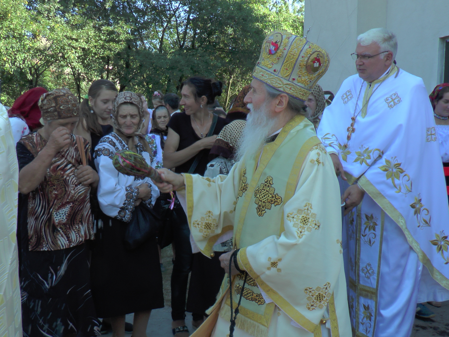 Liturghie arhierească și sfințire de pictură, în Parohia Bălăceana