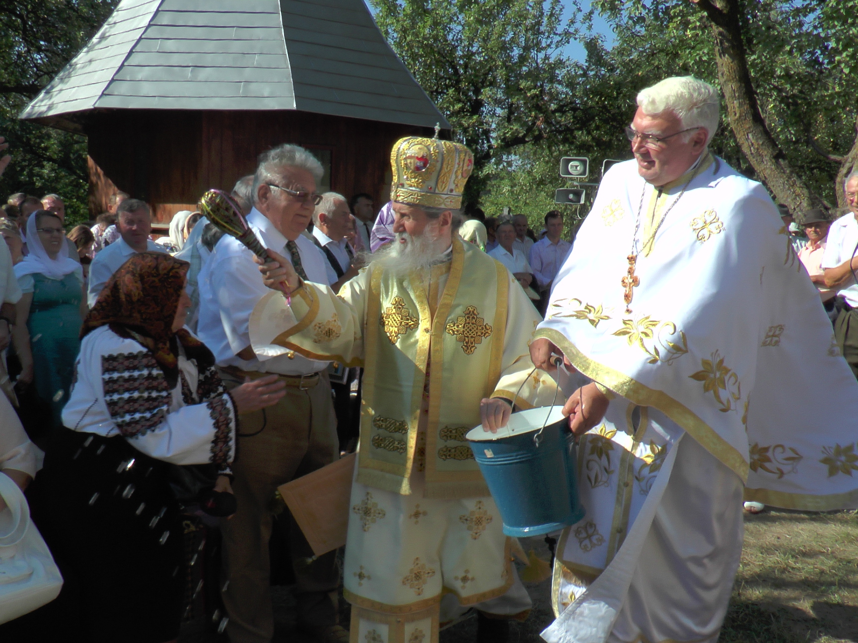 Liturghie arhierească și sfințire de pictură, în Parohia Bălăceana