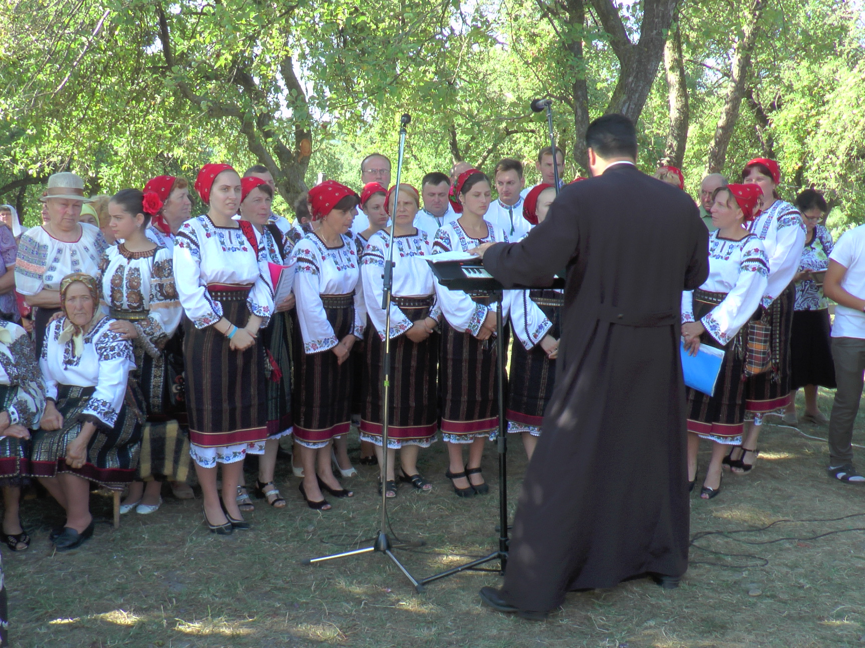 Liturghie arhierească și sfințire de pictură, în Parohia Bălăceana