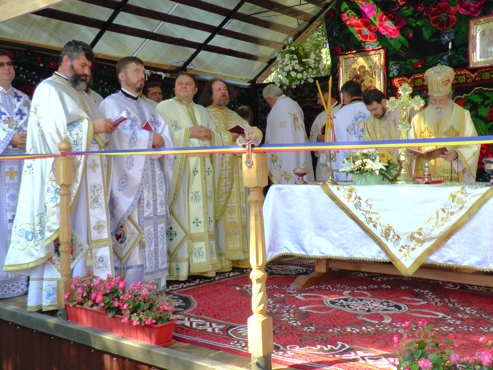 Liturghie arhierească și sfințire de pictură, în Parohia Bălăceana