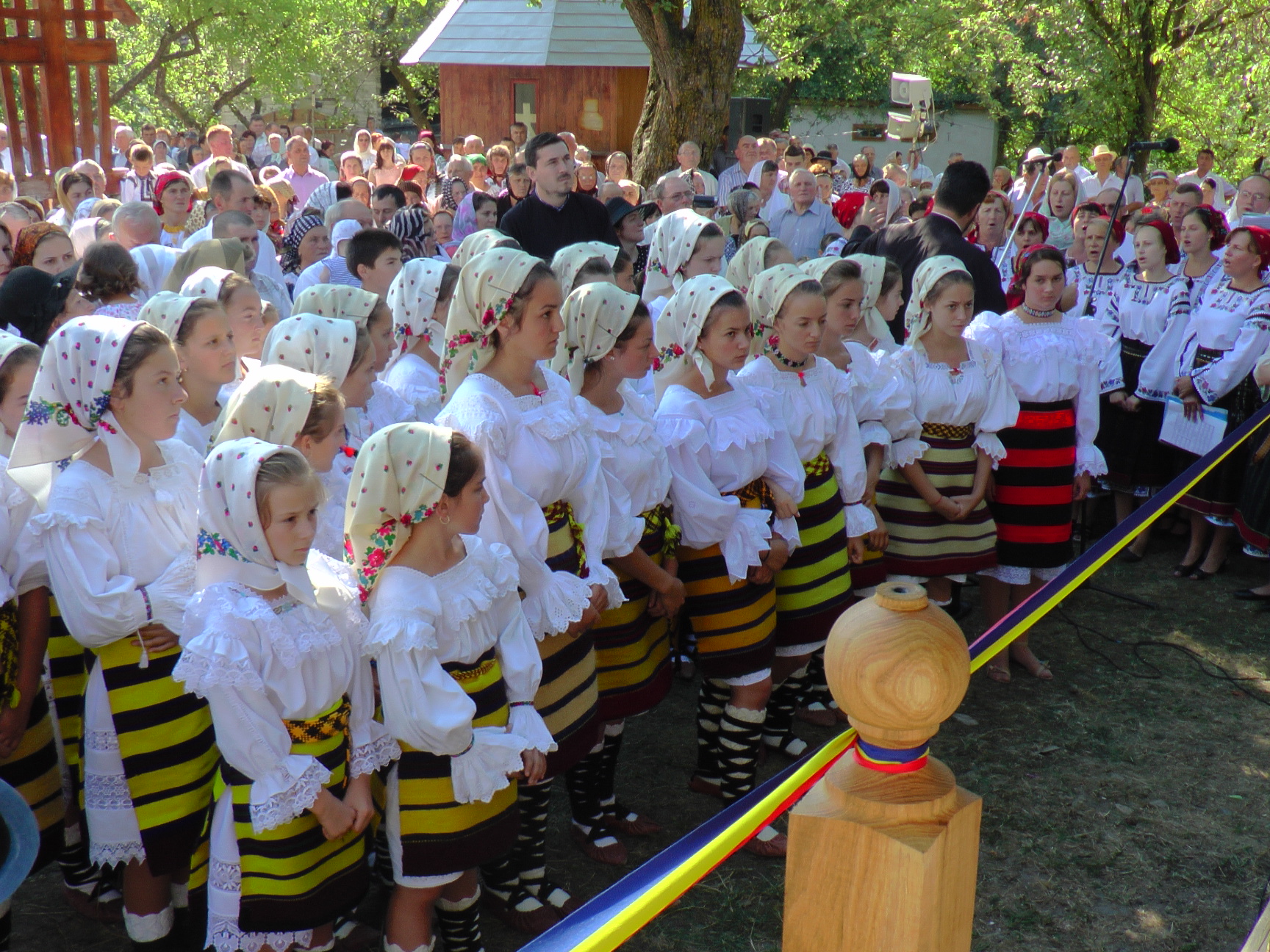 Liturghie arhierească și sfințire de pictură, în Parohia Bălăceana
