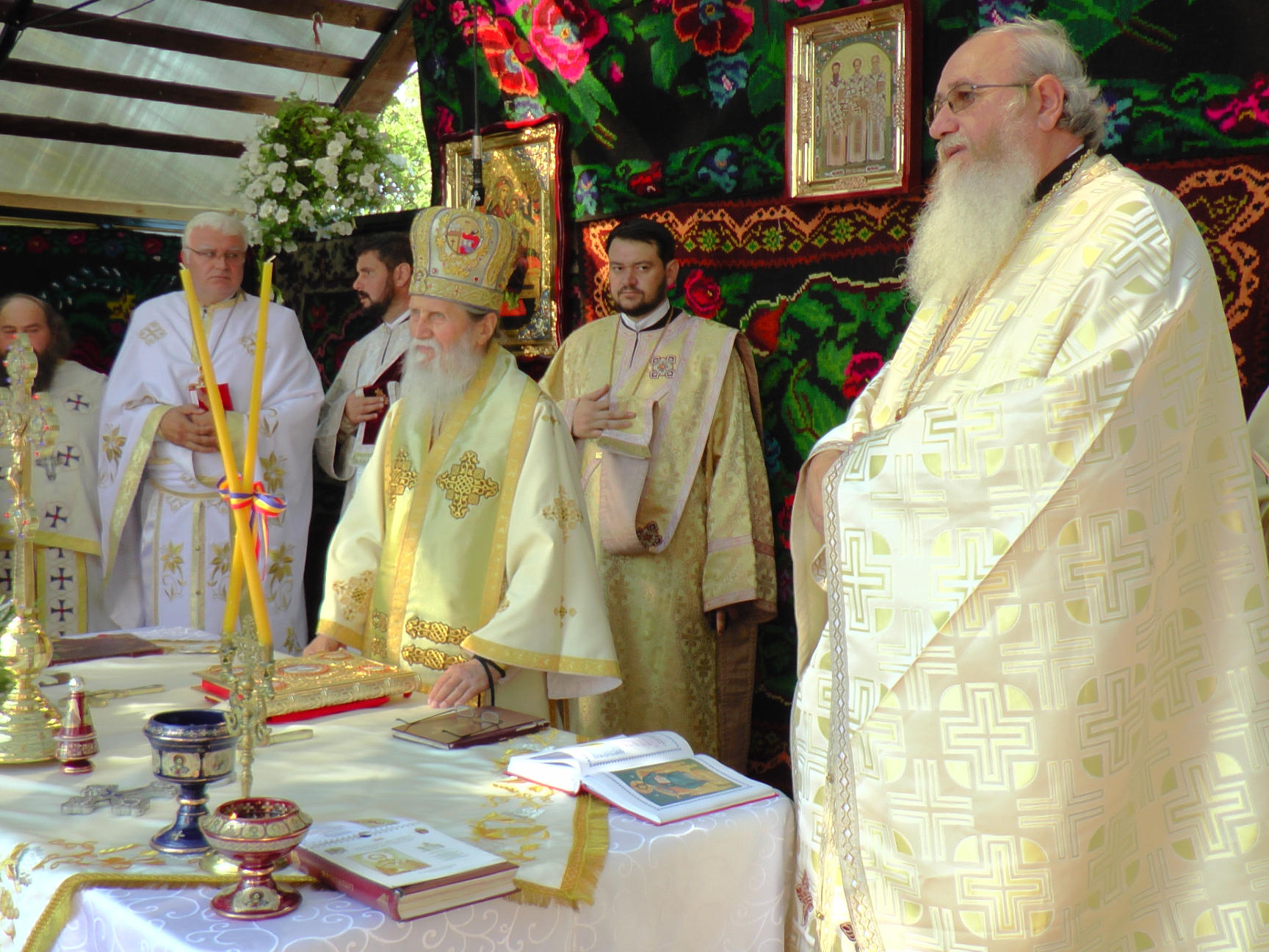 Liturghie arhierească și sfințire de pictură, în Parohia Bălăceana