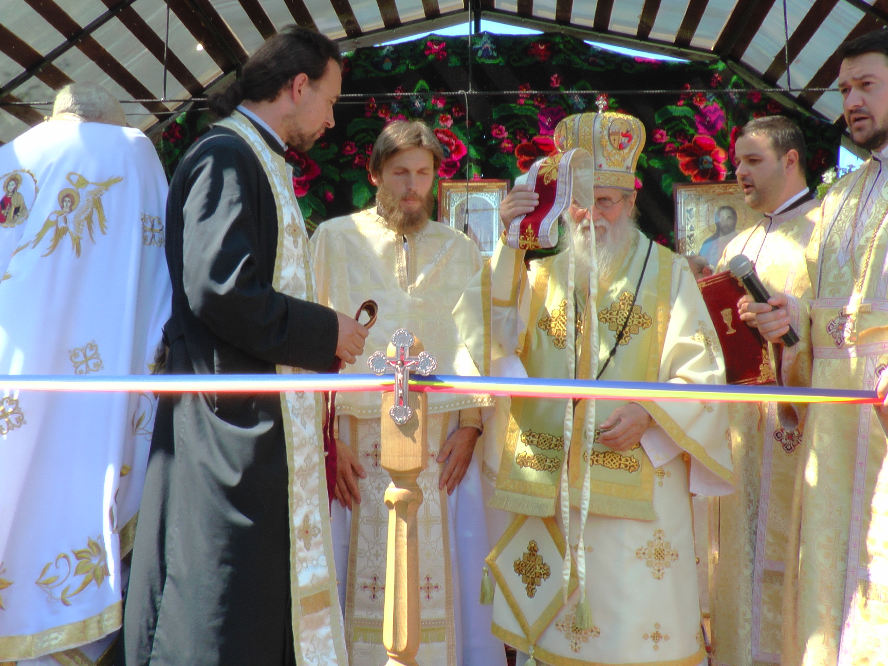 Liturghie arhierească și sfințire de pictură, în Parohia Bălăceana