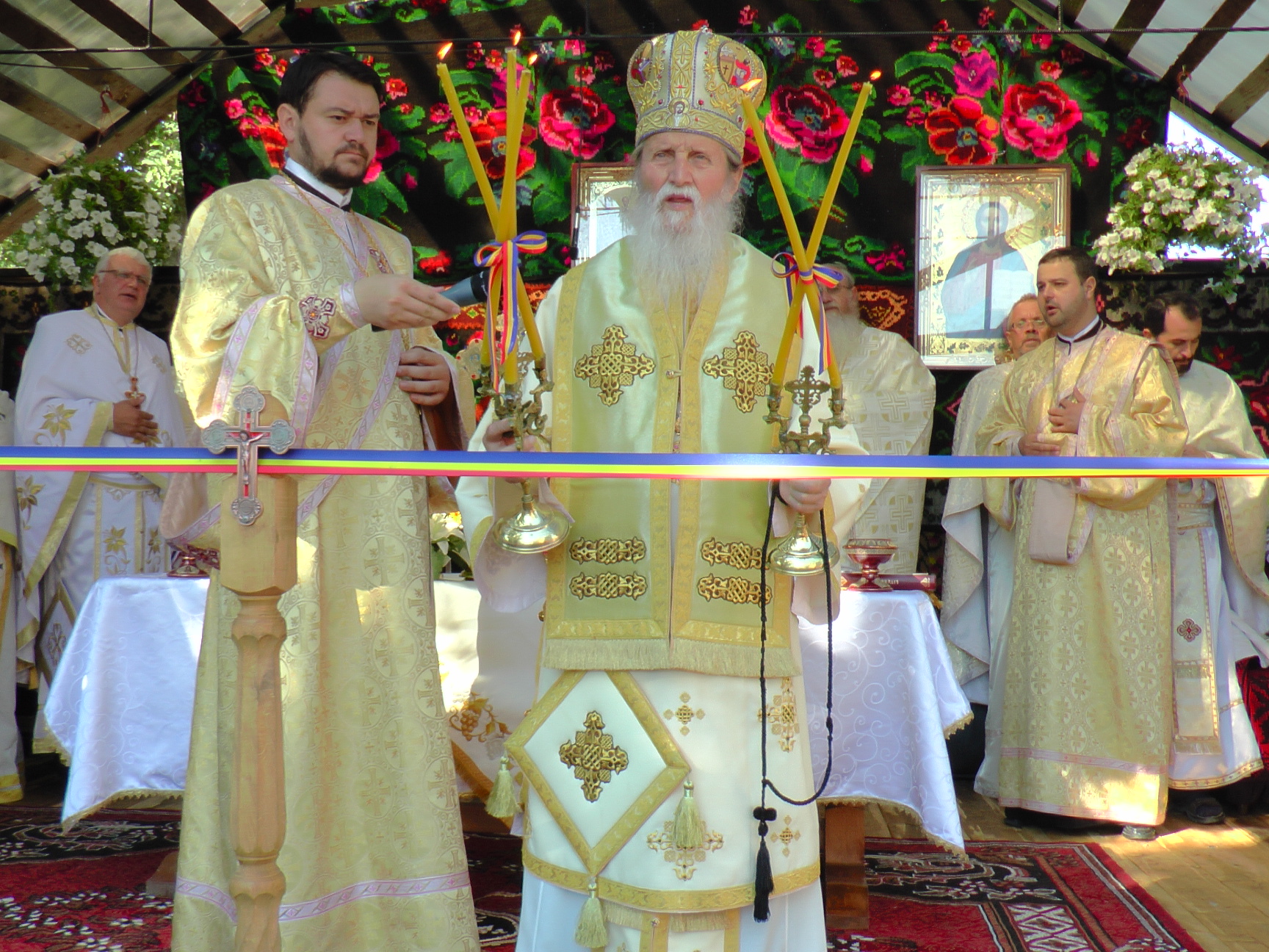 Liturghie arhierească și sfințire de pictură, în Parohia Bălăceana