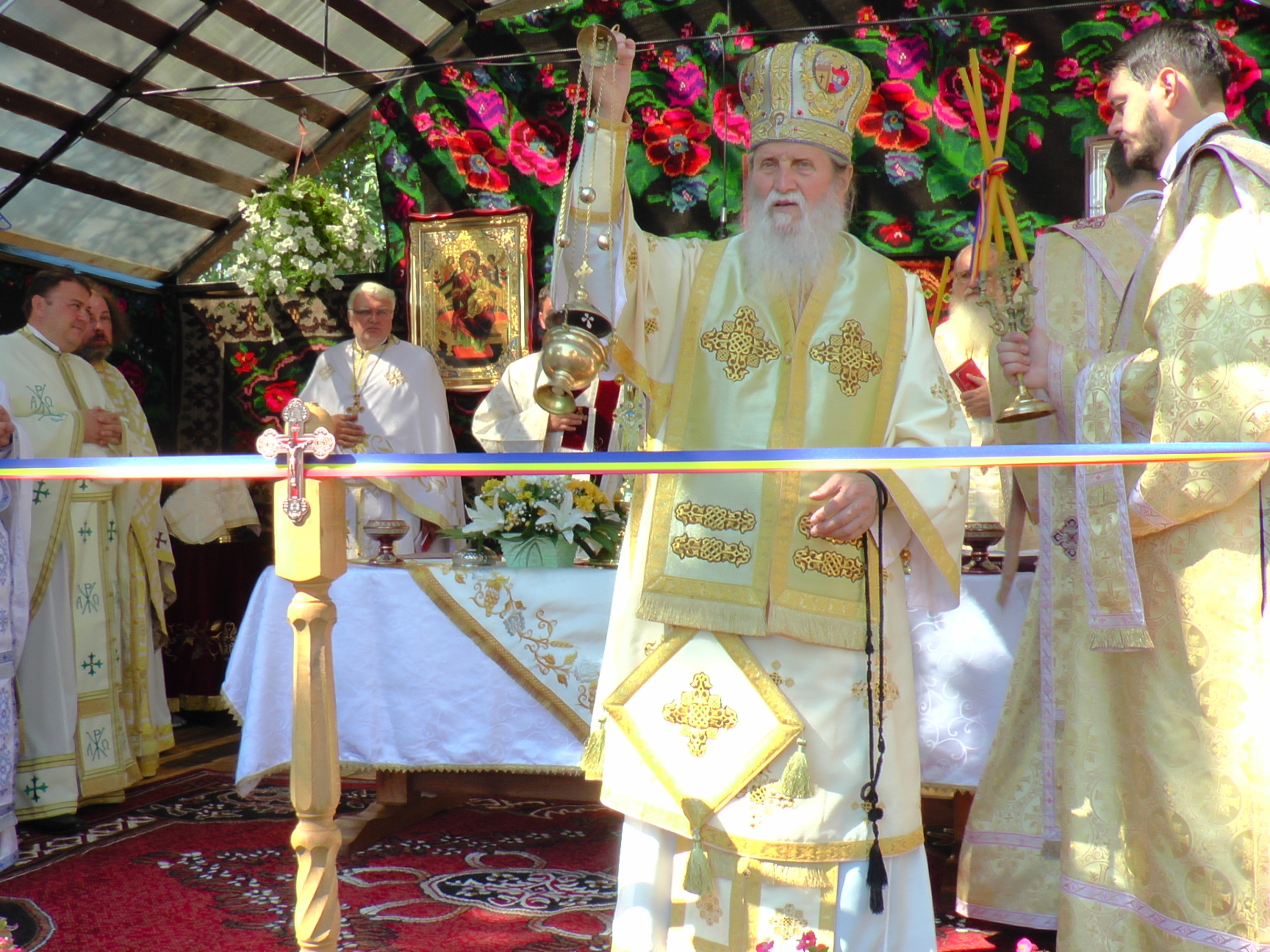 Liturghie arhierească și sfințire de pictură, în Parohia Bălăceana