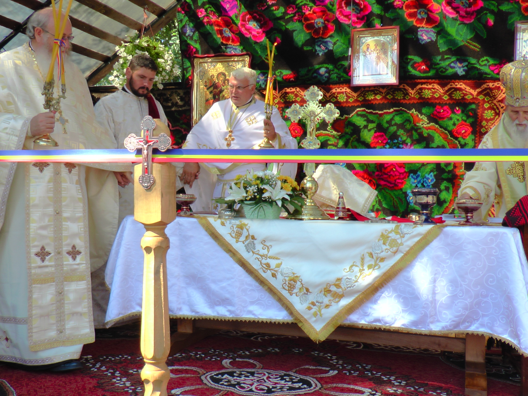 Liturghie arhierească și sfințire de pictură, în Parohia Bălăceana
