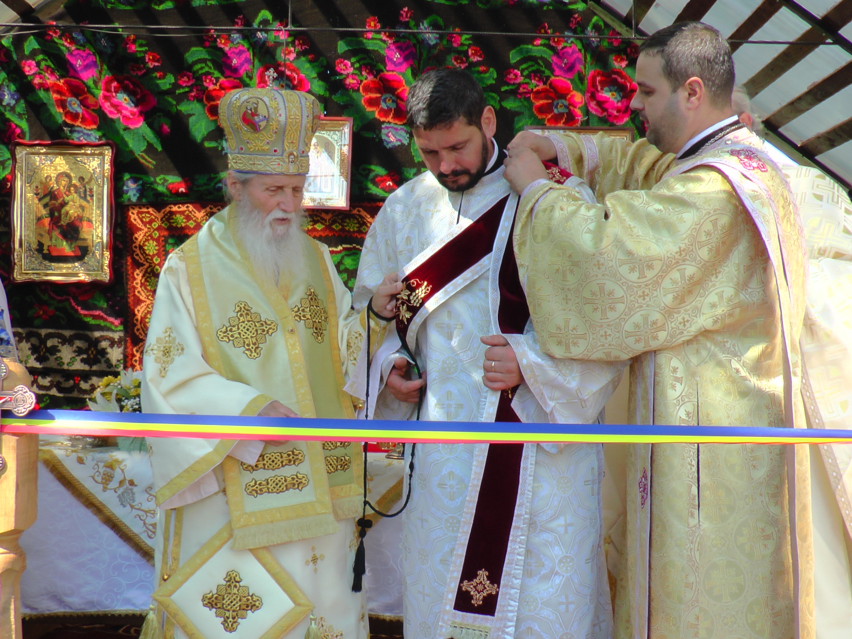 Liturghie arhierească și sfințire de pictură, în Parohia Bălăceana