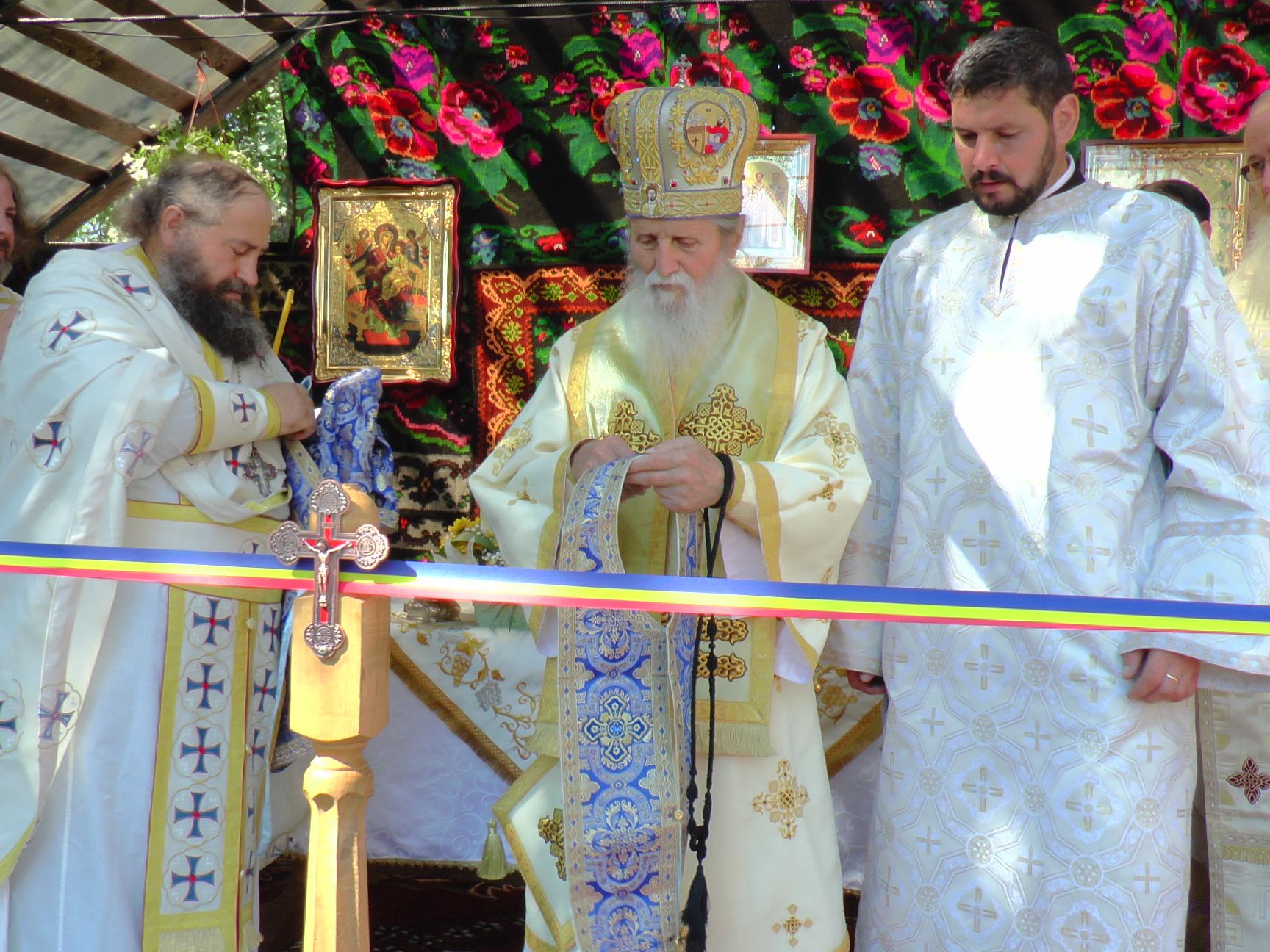 Liturghie arhierească și sfințire de pictură, în Parohia Bălăceana