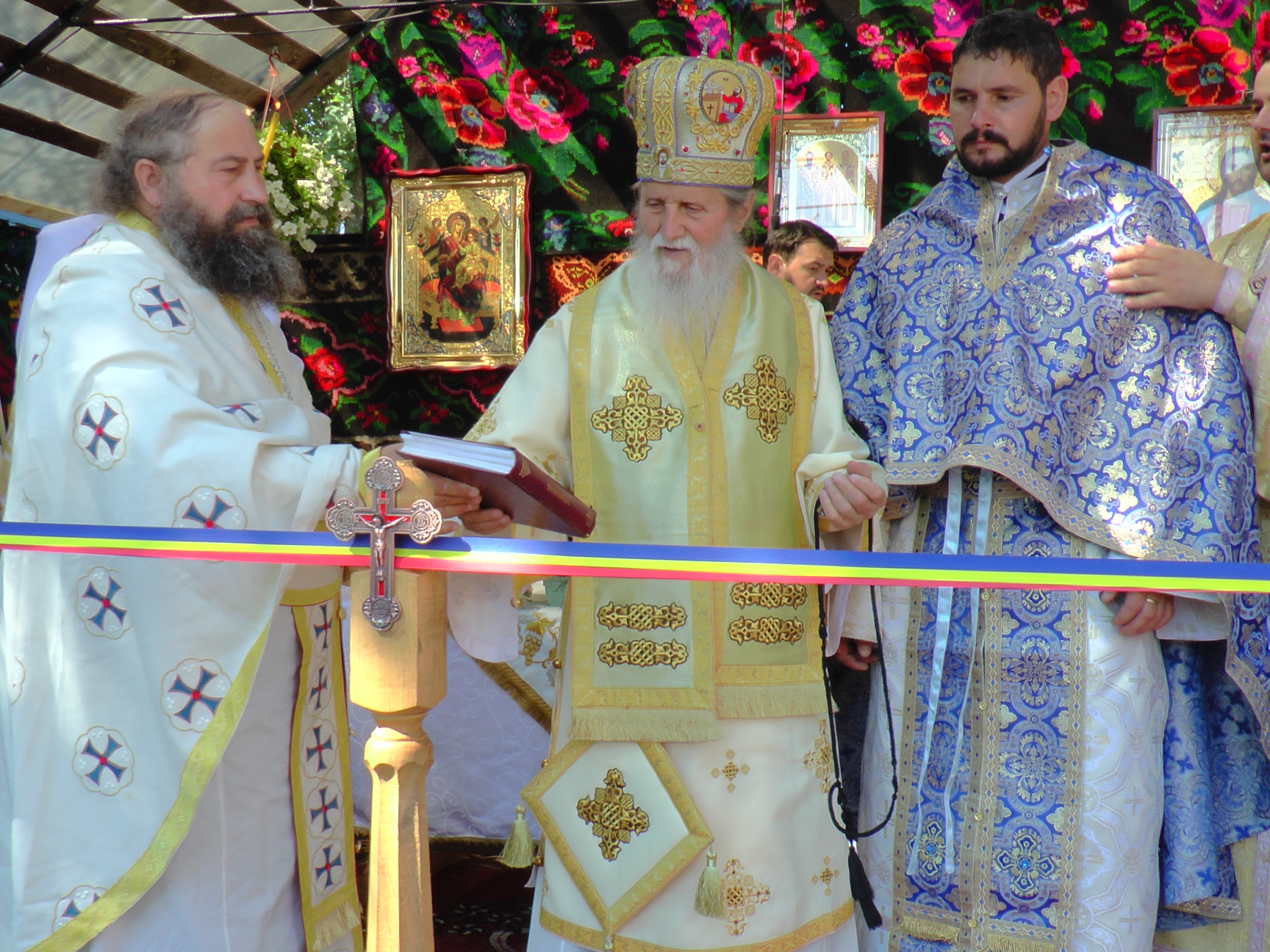 Liturghie arhierească și sfințire de pictură, în Parohia Bălăceana