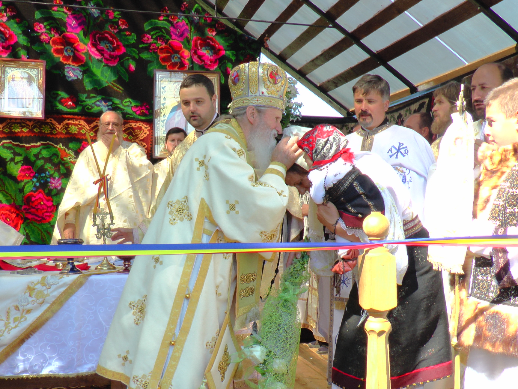 Liturghie arhierească și sfințire de pictură, în Parohia Bălăceana
