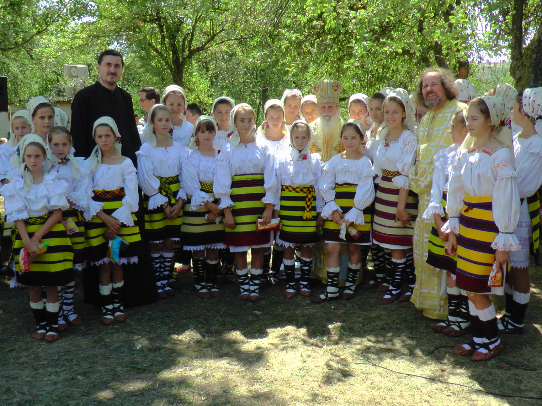 Liturghie arhierească și sfințire de pictură, în Parohia Bălăceana
