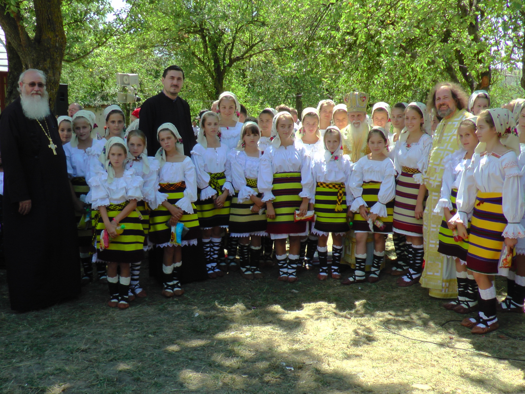 Liturghie arhierească și sfințire de pictură, în Parohia Bălăceana