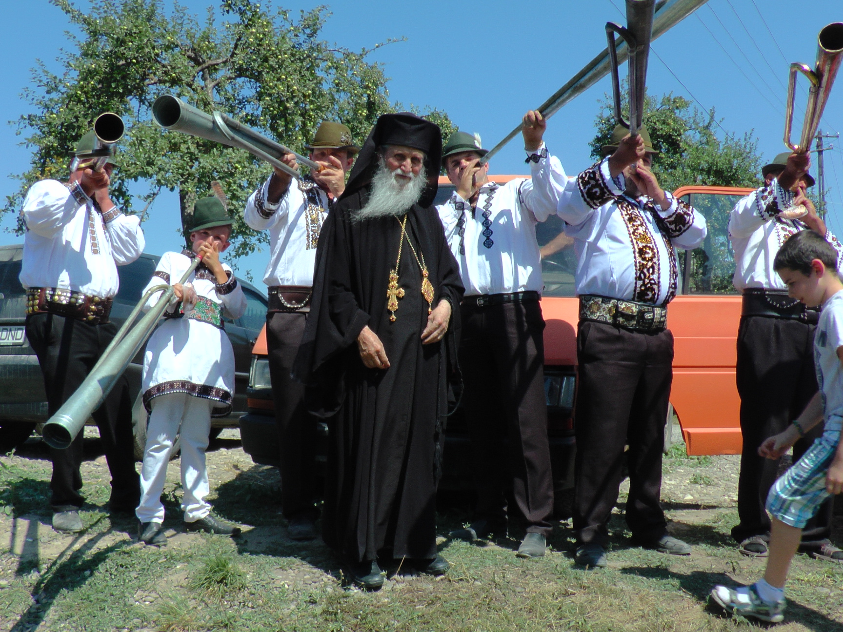 Liturghie arhierească și sfințire de pictură, în Parohia Bălăceana