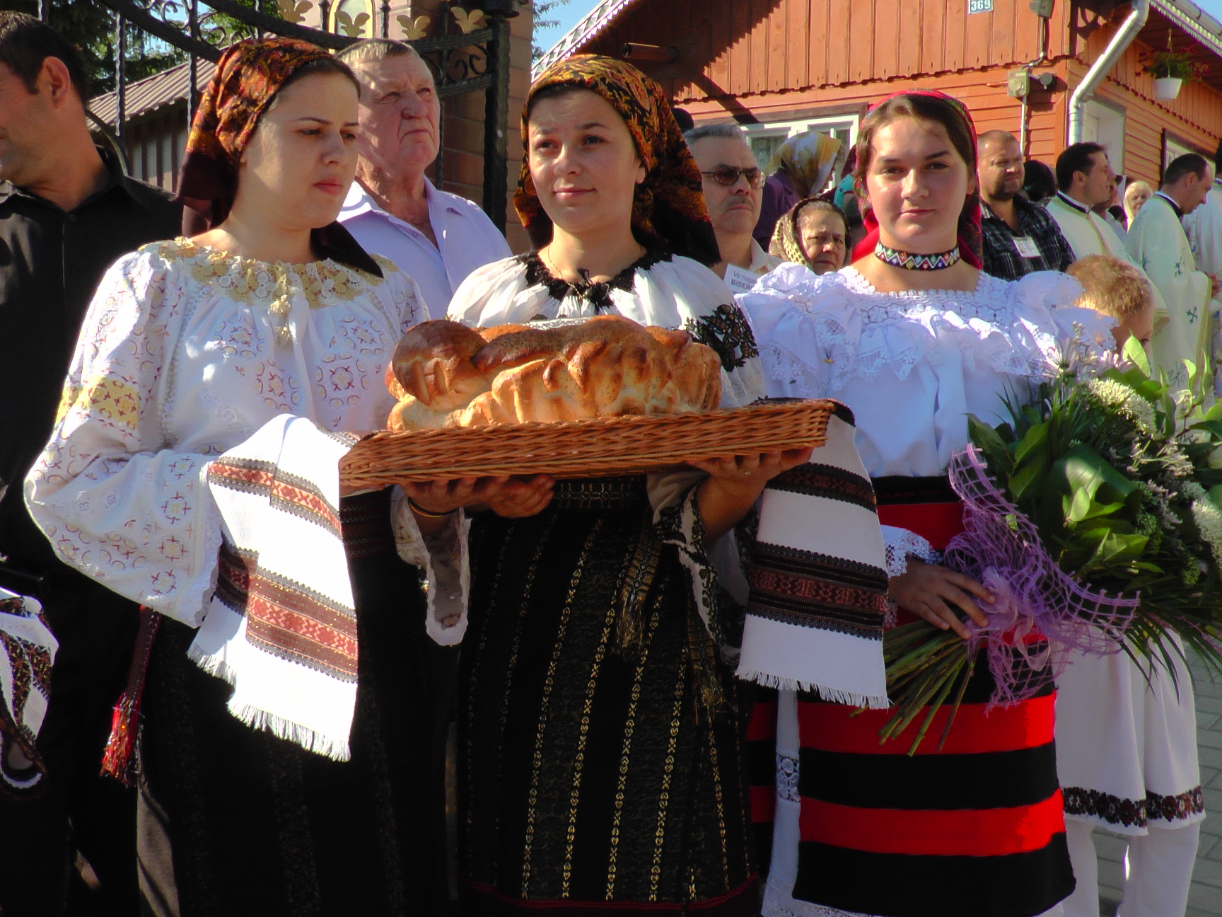 Liturghie arhierească și sfințire de pictură, în Parohia Bălăceana