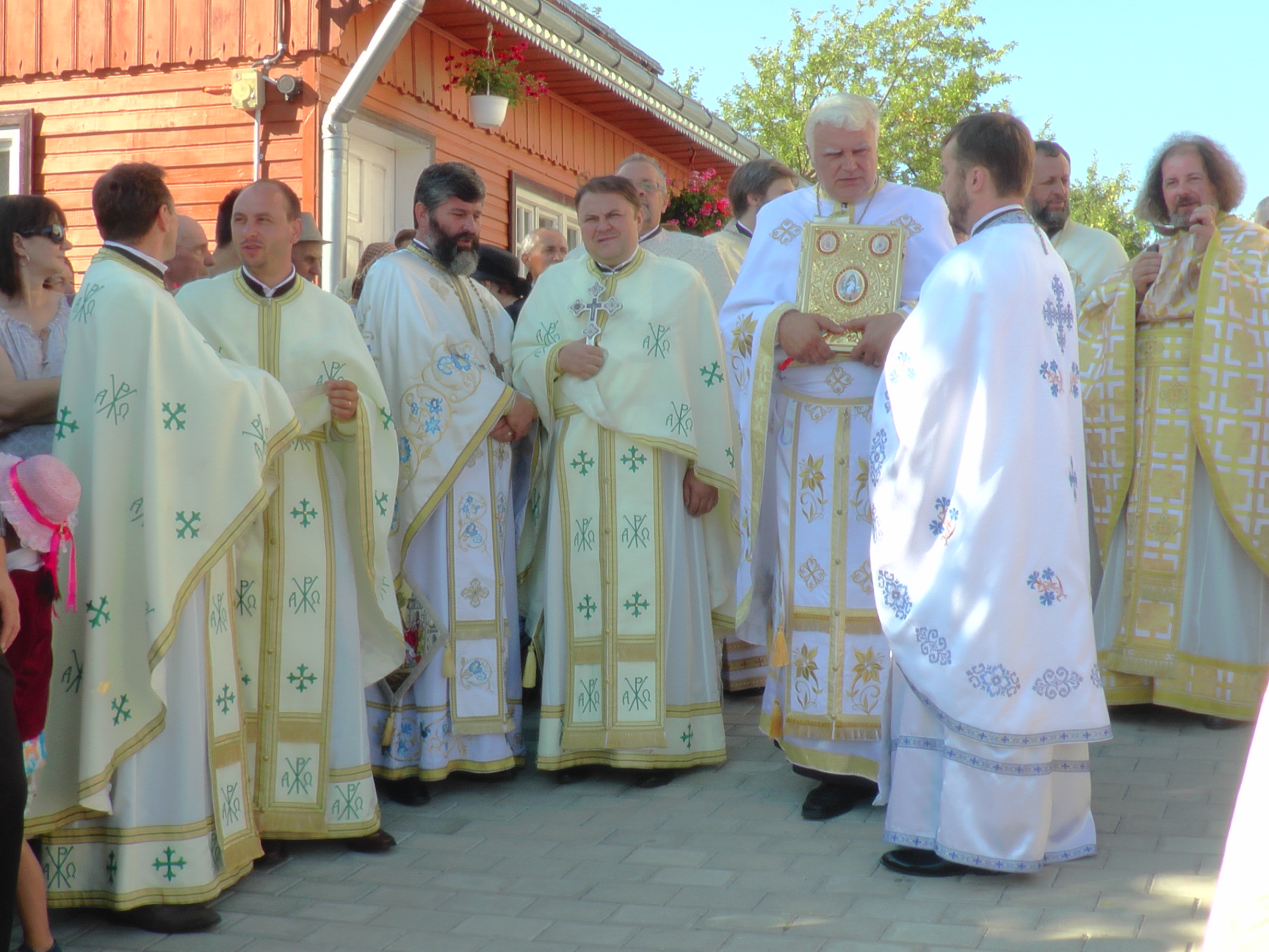 Liturghie arhierească și sfințire de pictură, în Parohia Bălăceana
