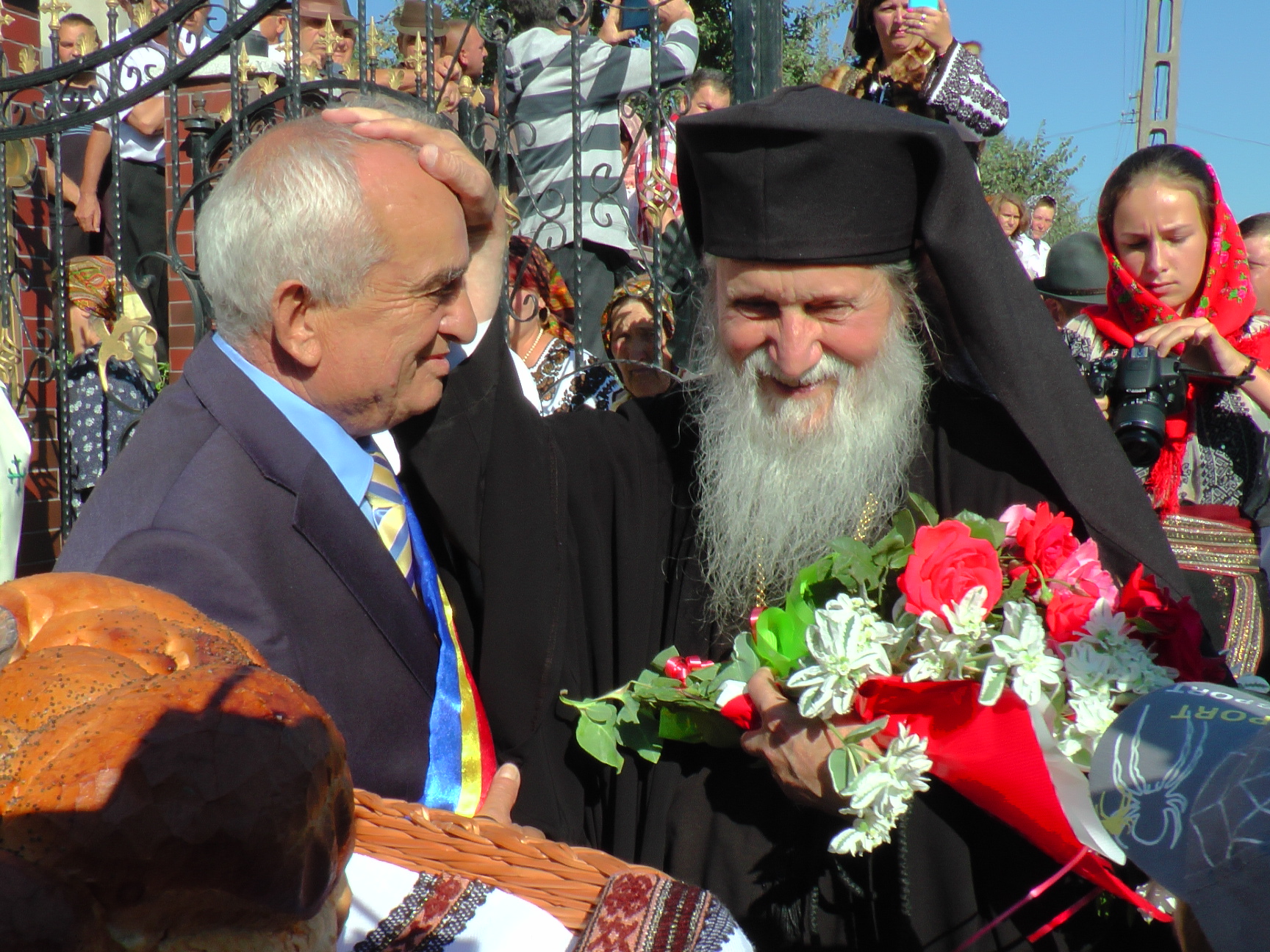 Liturghie arhierească și sfințire de pictură, în Parohia Bălăceana