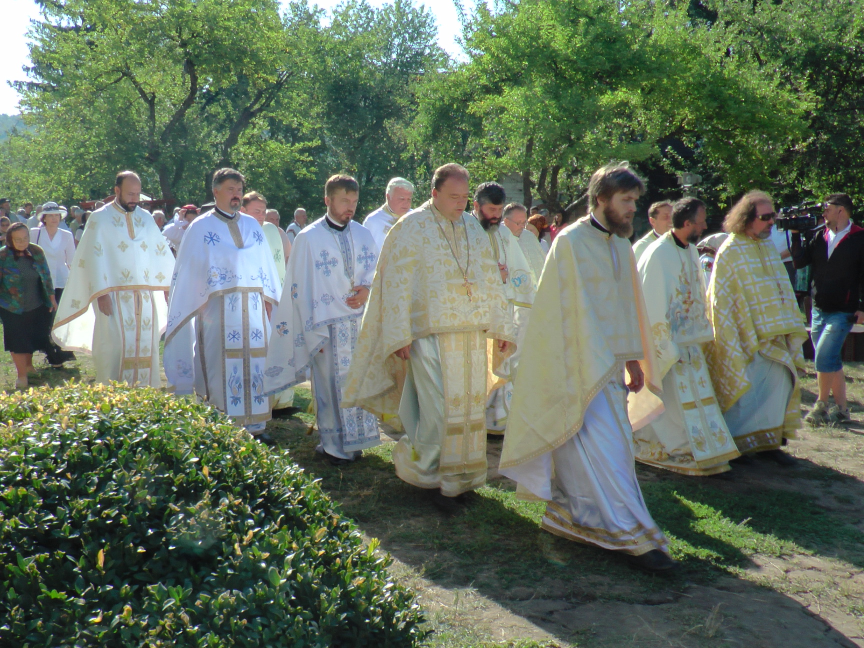 Liturghie arhierească și sfințire de pictură, în Parohia Bălăceana
