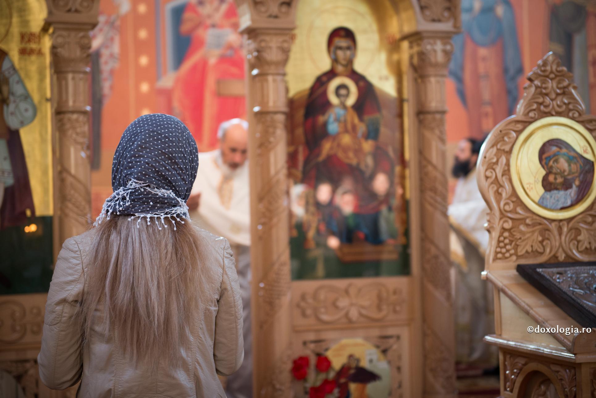 femeie în biserică