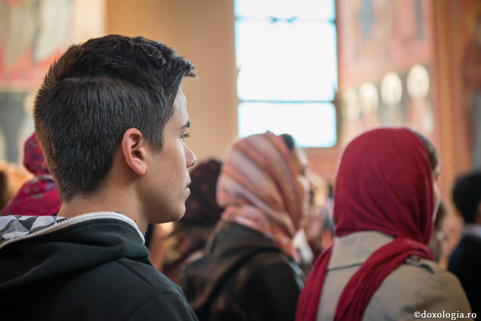 tânăr participând la slujbă