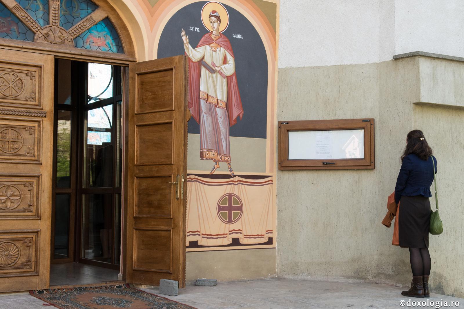 Când mergem la spovedit, să lăsăm mândria la ușa bisericii