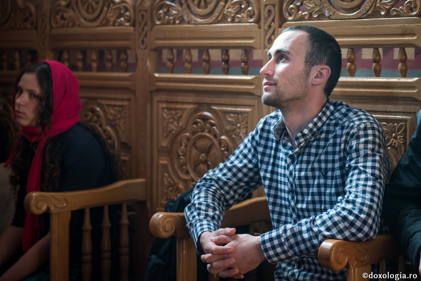 bărbat stând în strană