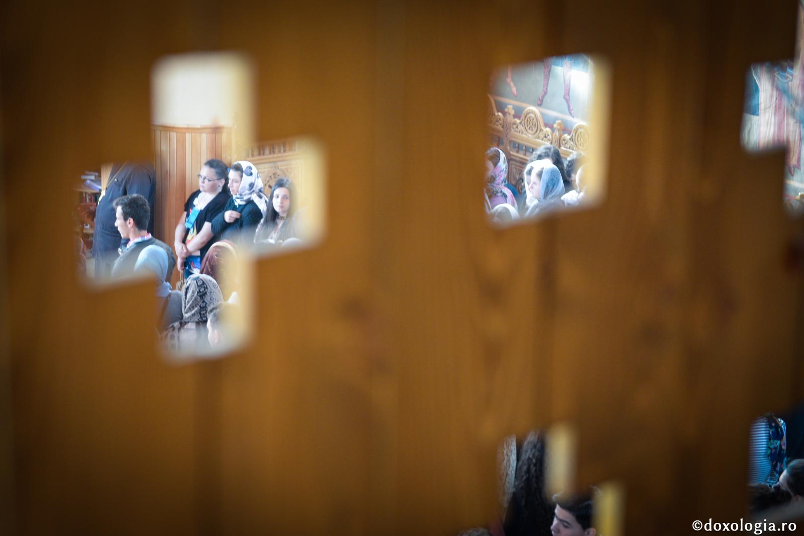 Spovedania în viața adolescenților / Foto: Oana Nechifor tineri în biserică