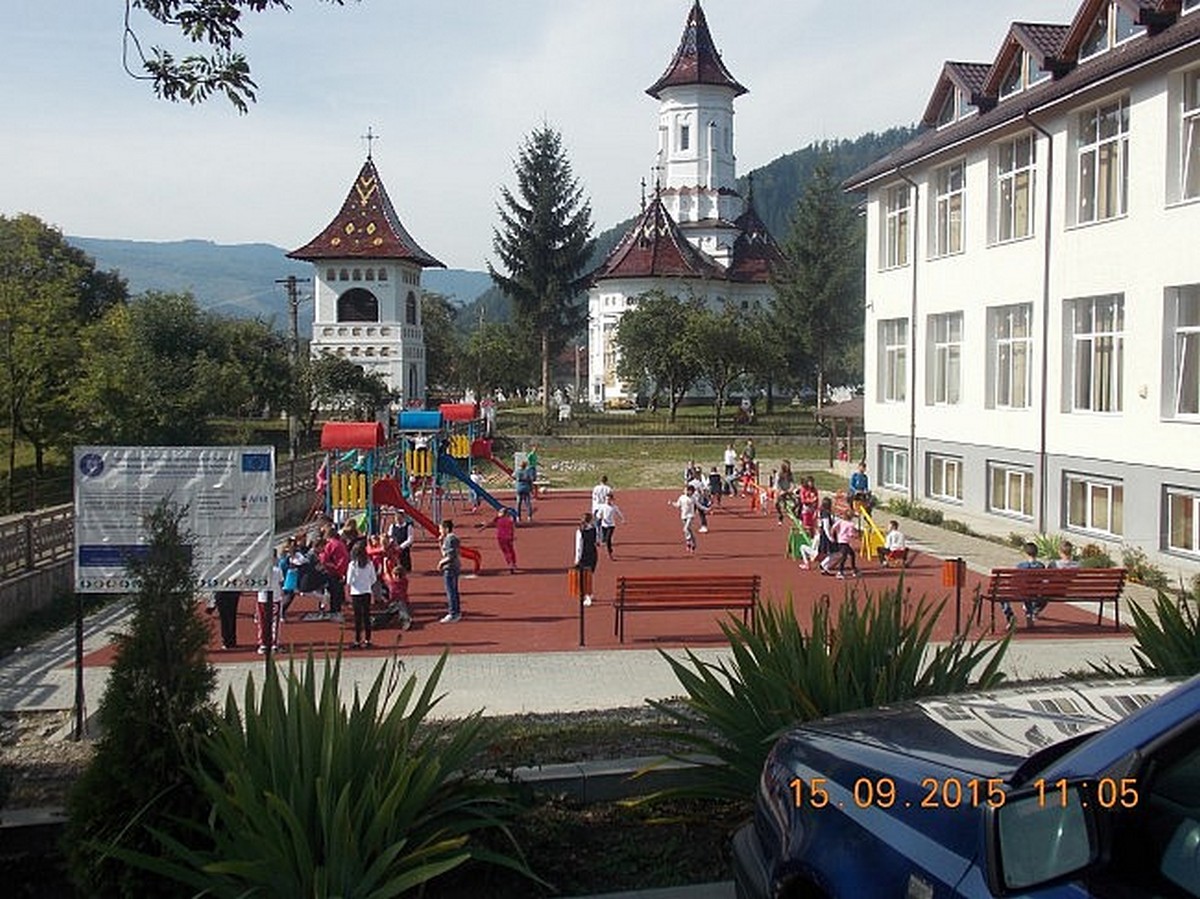 Şcoala Generală din Sadova, sfinţită de un sobor de preoţi Şcoala Generală din Sadova, sfinţită de un sobor de preoţi