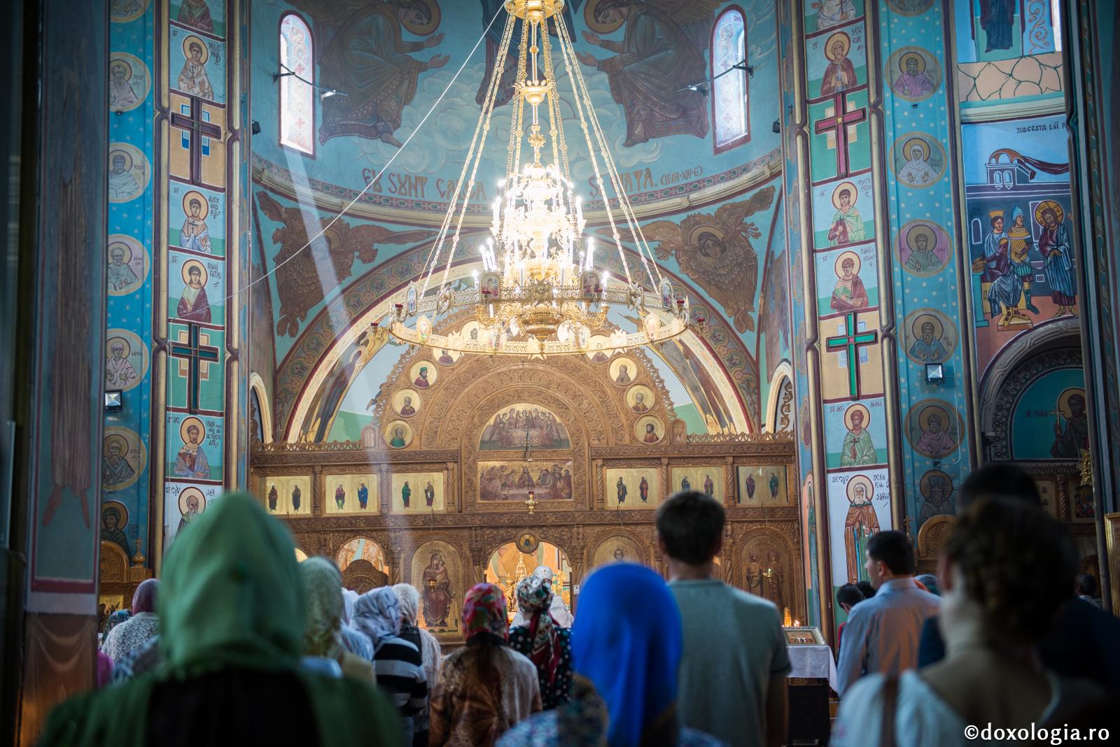 Biserica sfântă sfințește pe cel ce sălășluiește în ea