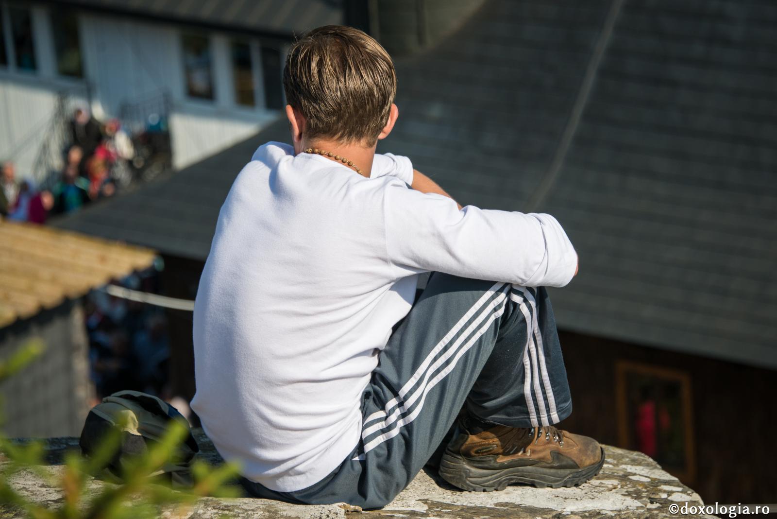 Prea adesea, oamenii se privesc unii pe alţii cu ochi întunecaţi, lipsiţi de har