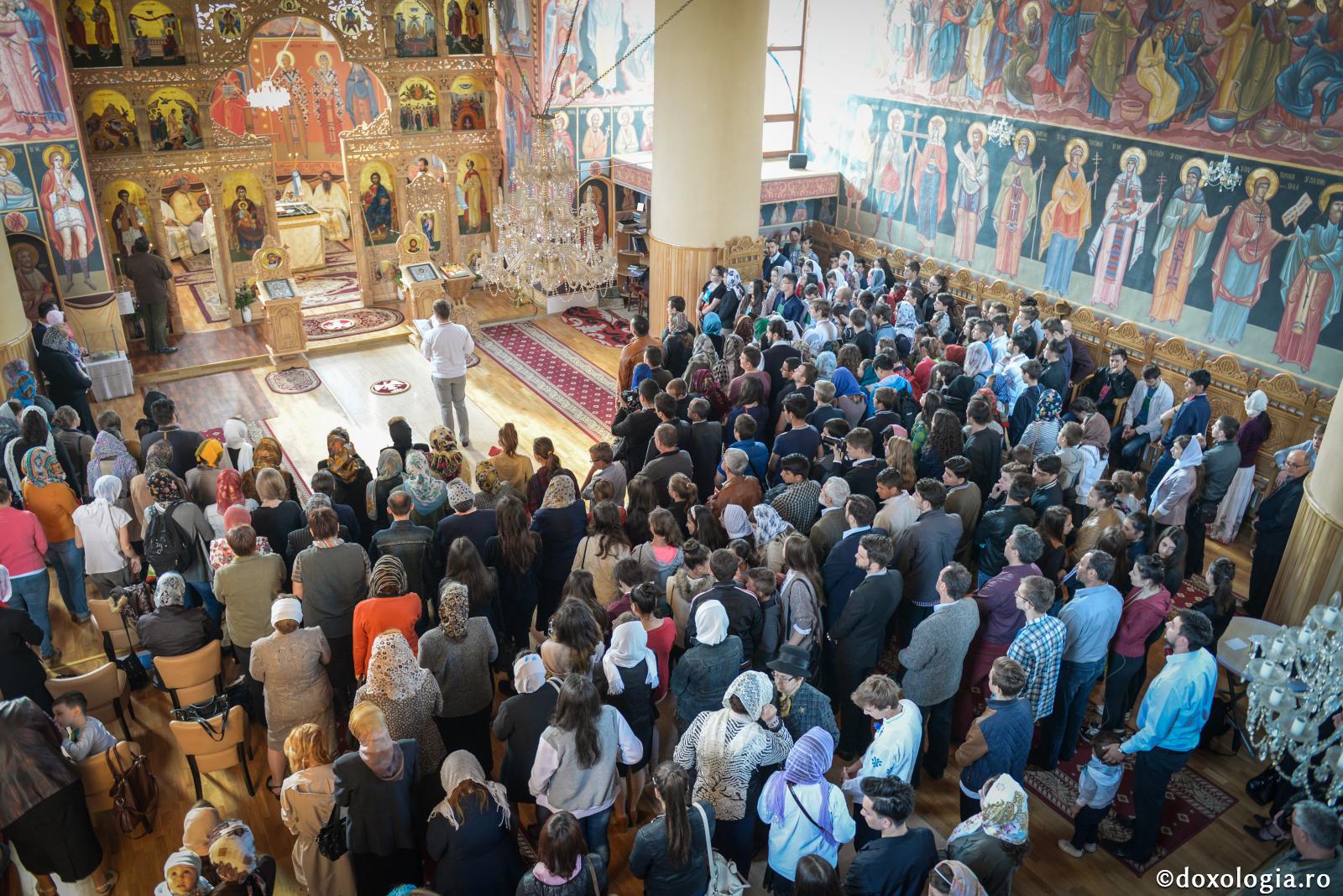 Să ne învrednicim şi noi de harul dumnezeiesc şi de binecuvântarea darurilor lui Hristos