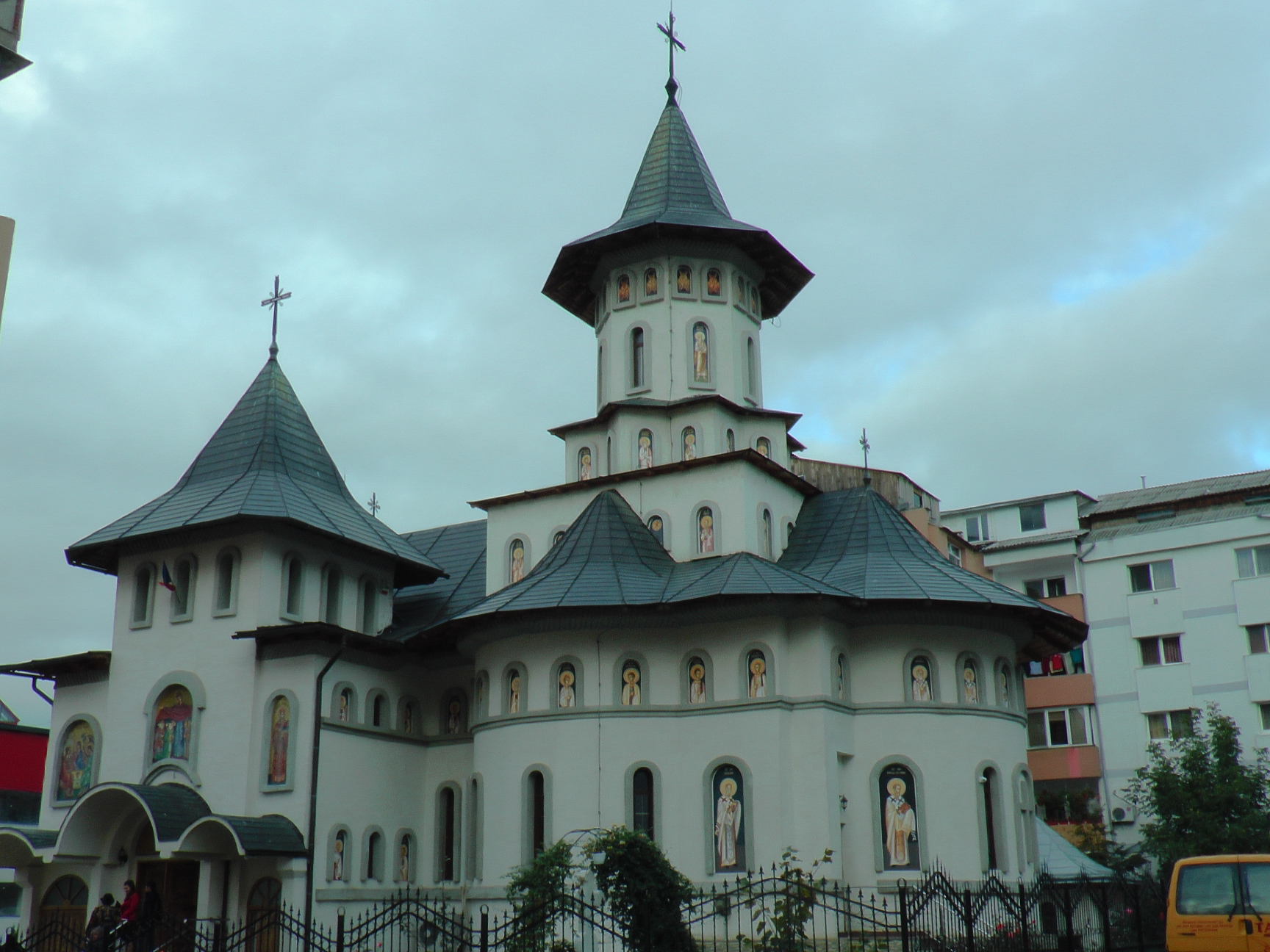 Slujbă de resfințire și Liturghie arhierească în cartierul sucevean Burdujeni