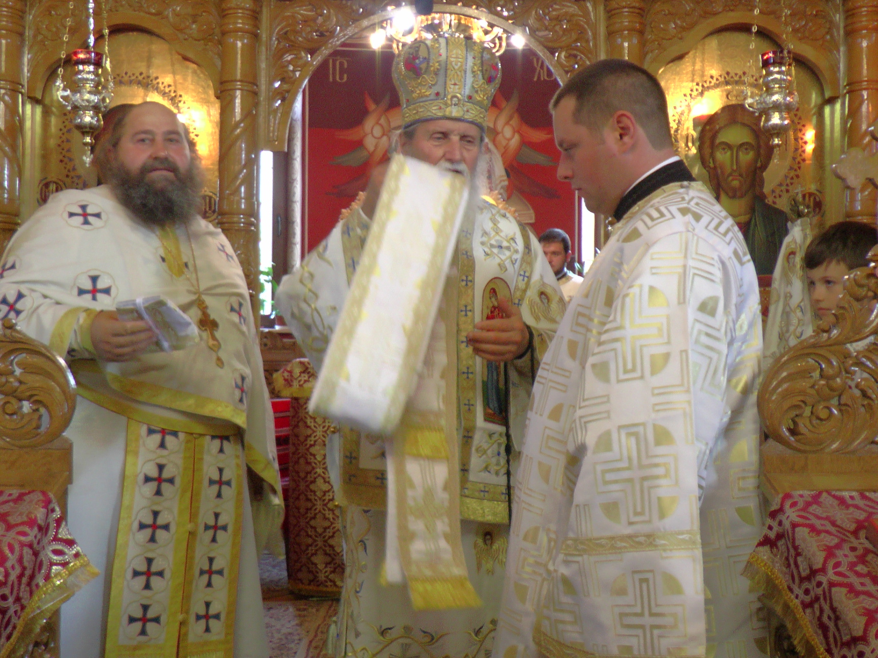 Slujbă de resfințire și Liturghie arhierească în cartierul sucevean Burdujeni