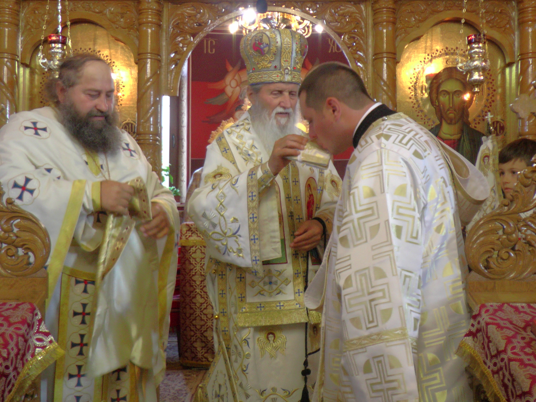 Slujbă de resfințire și Liturghie arhierească în cartierul sucevean Burdujeni