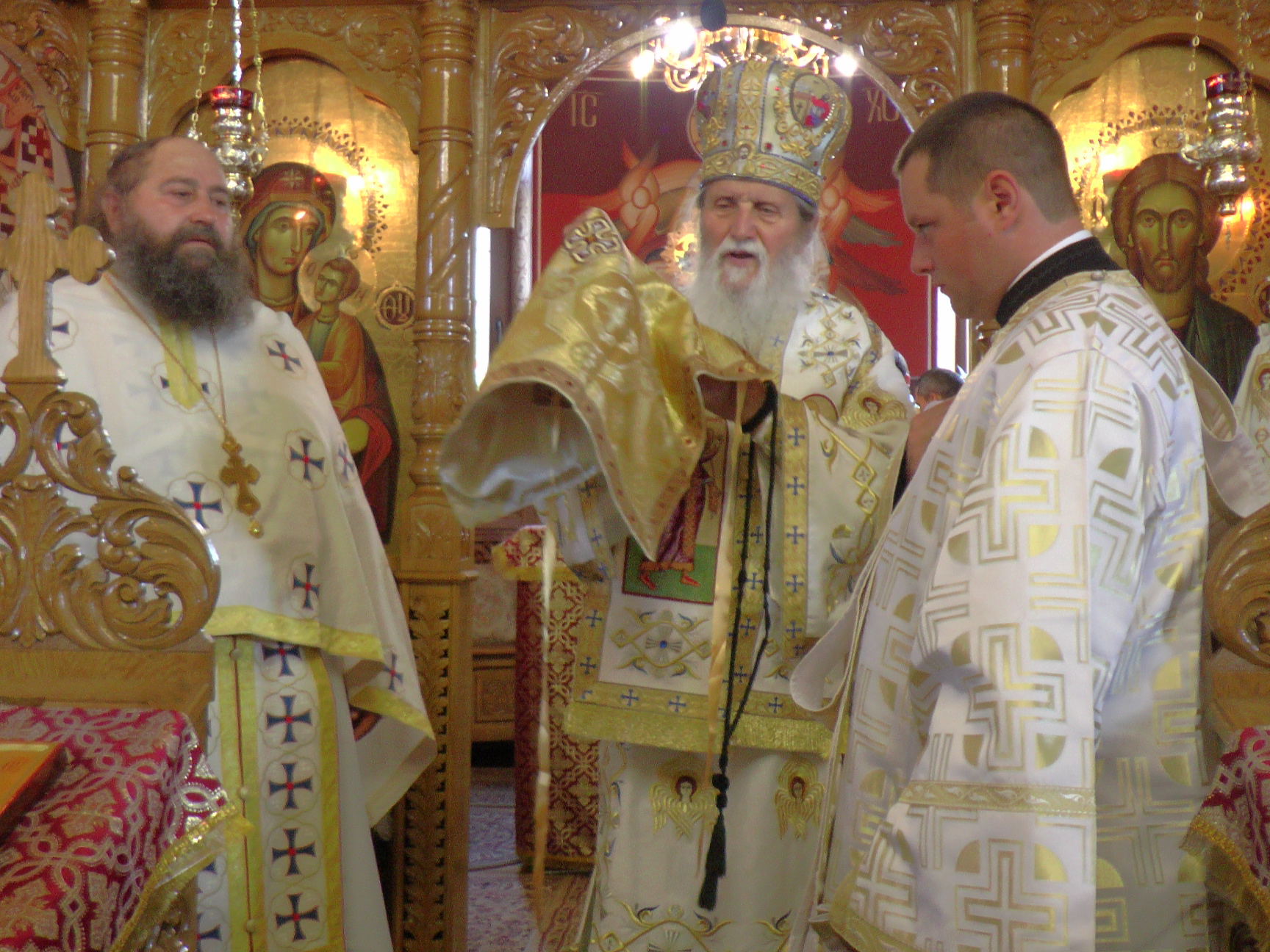 Slujbă de resfințire și Liturghie arhierească în cartierul sucevean Burdujeni