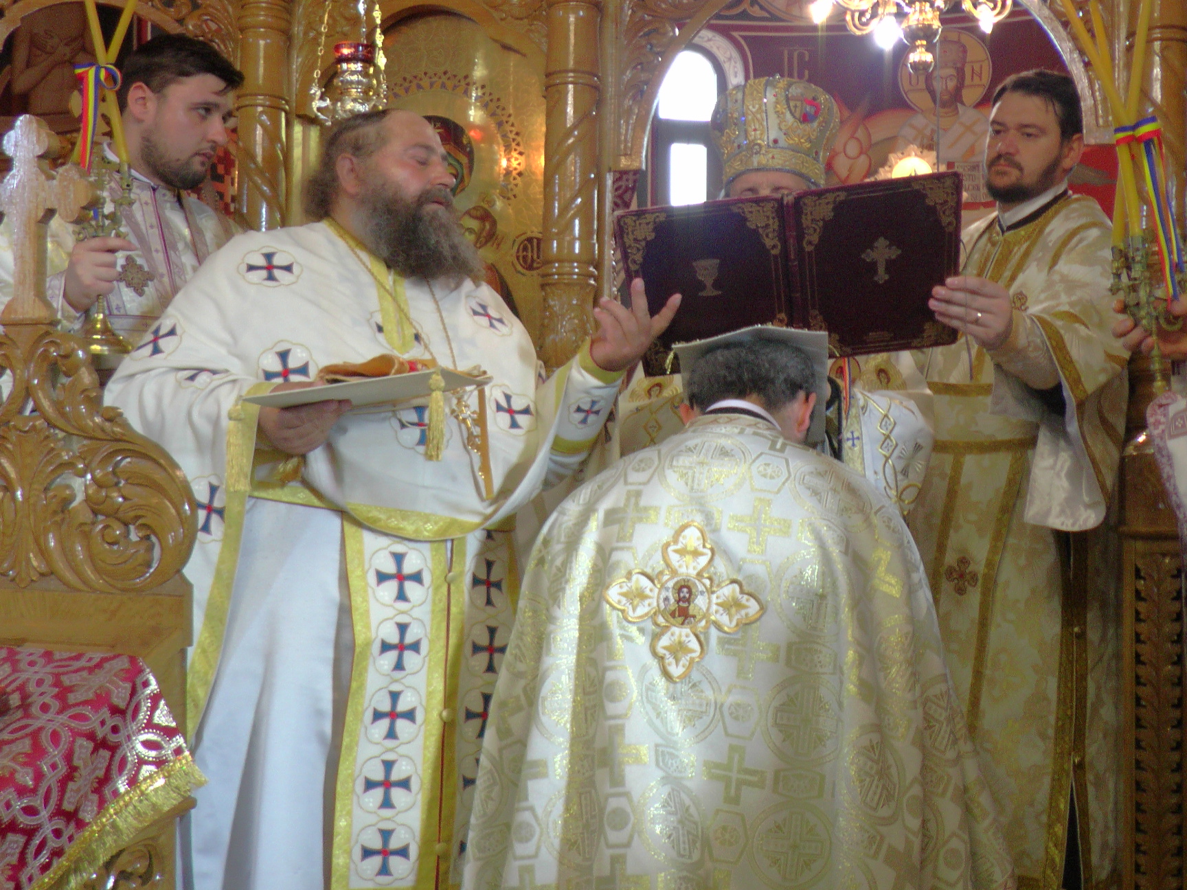 Slujbă de resfințire și Liturghie arhierească în cartierul sucevean Burdujeni