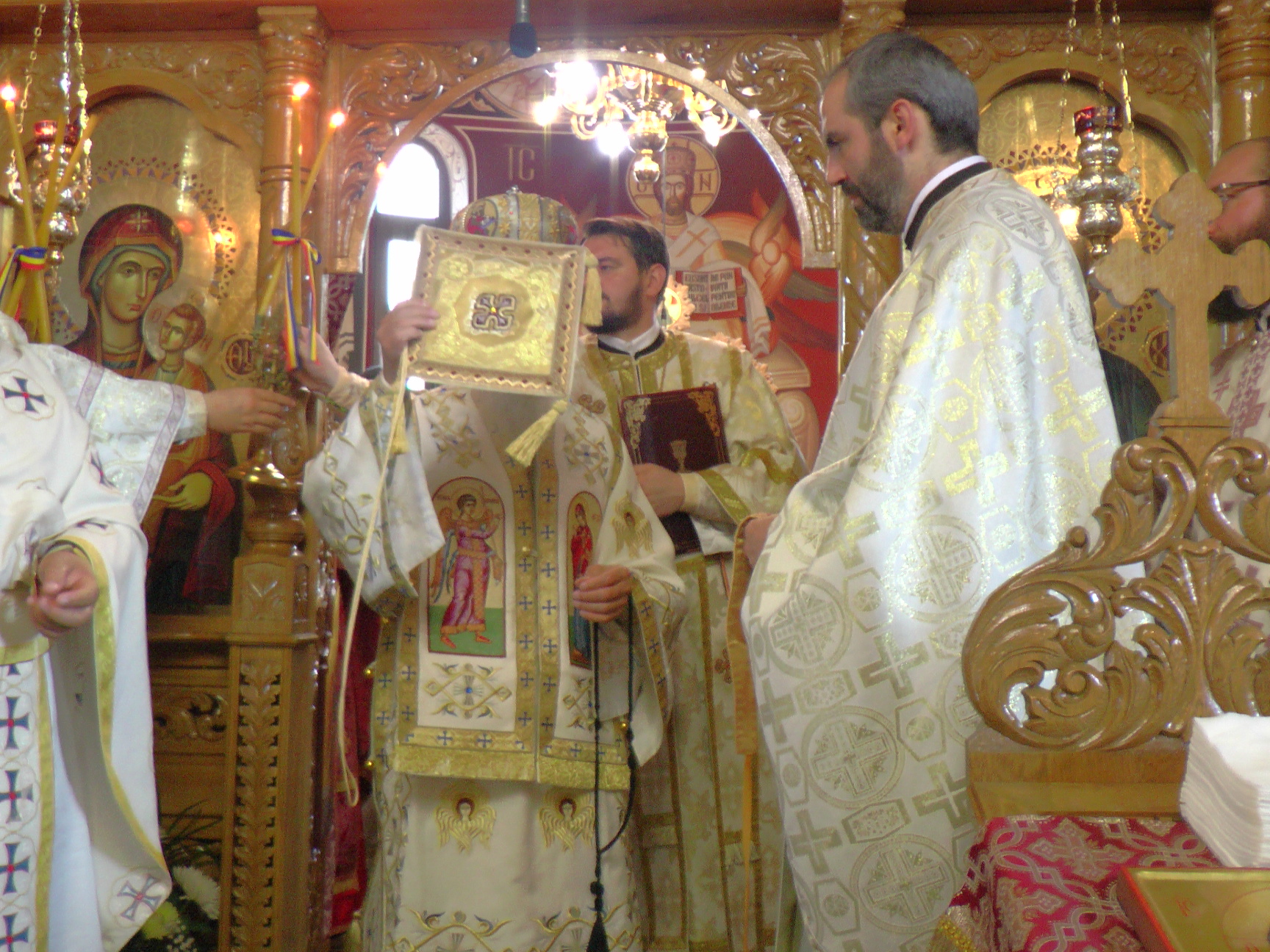 Slujbă de resfințire și Liturghie arhierească în cartierul sucevean Burdujeni