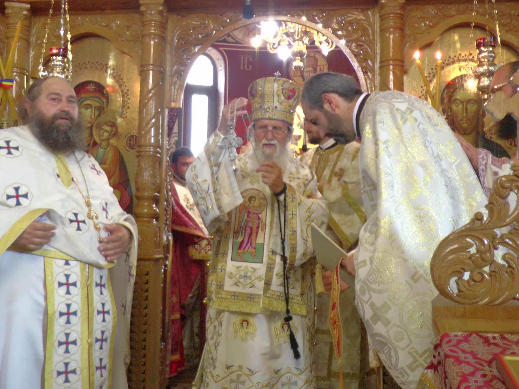 Slujbă de resfințire și Liturghie arhierească în cartierul sucevean Burdujeni