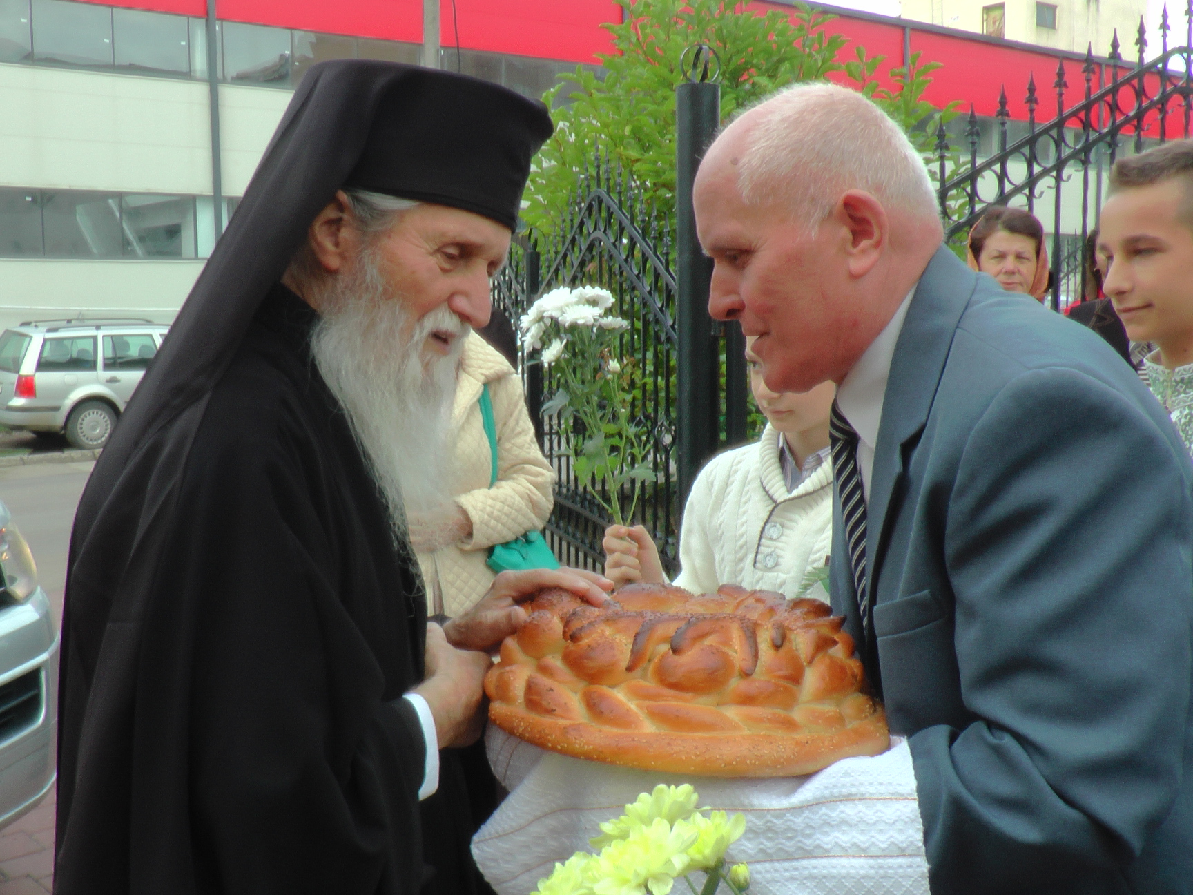 Slujbă de resfințire și Liturghie arhierească în cartierul sucevean Burdujeni