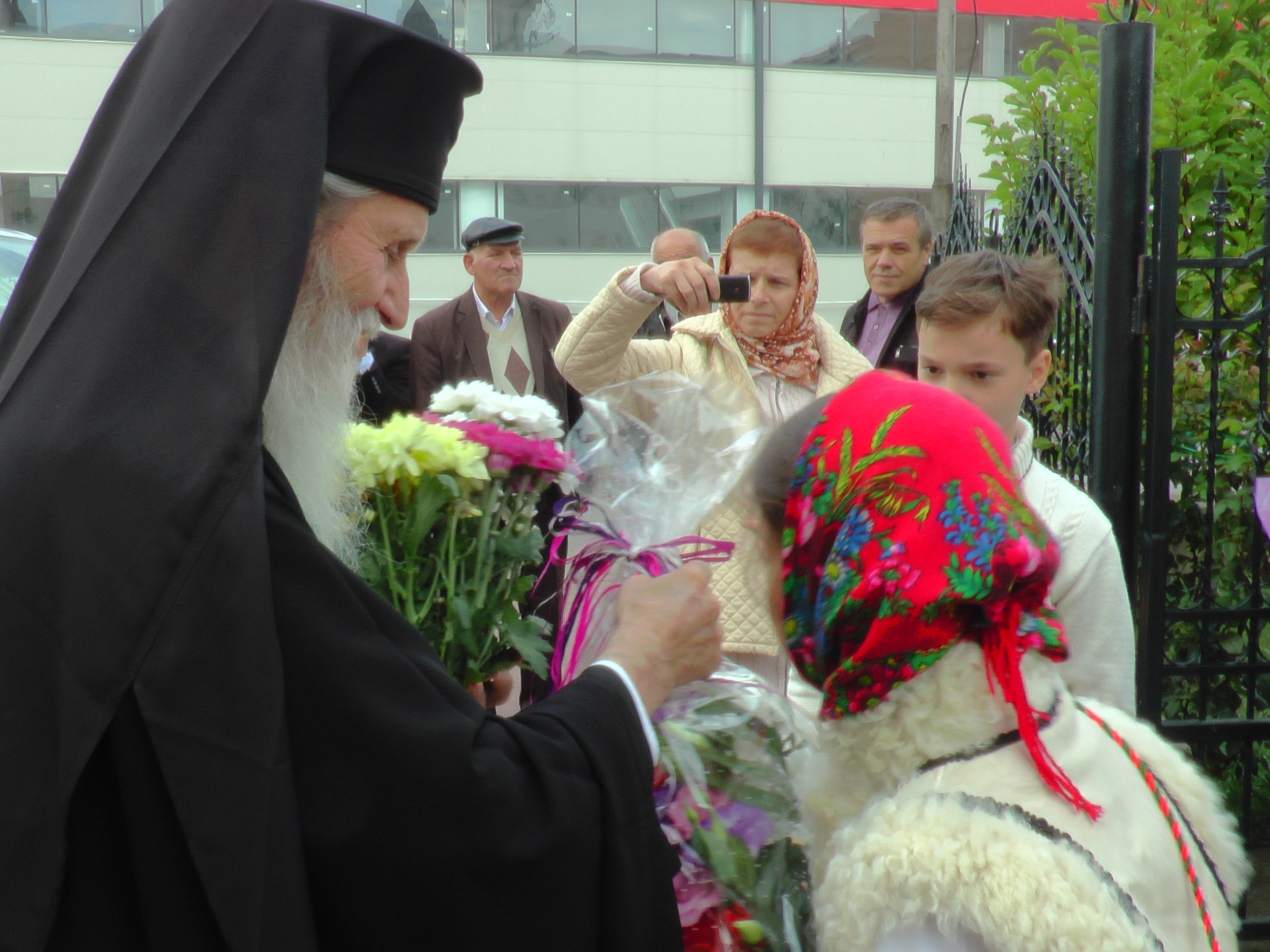 Slujbă de resfințire și Liturghie arhierească în cartierul sucevean Burdujeni