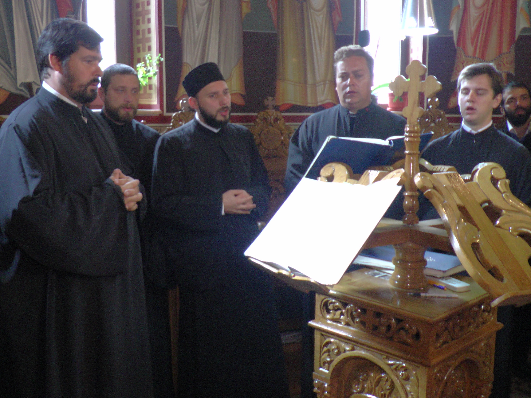 Slujbă de resfințire și Liturghie arhierească în cartierul sucevean Burdujeni