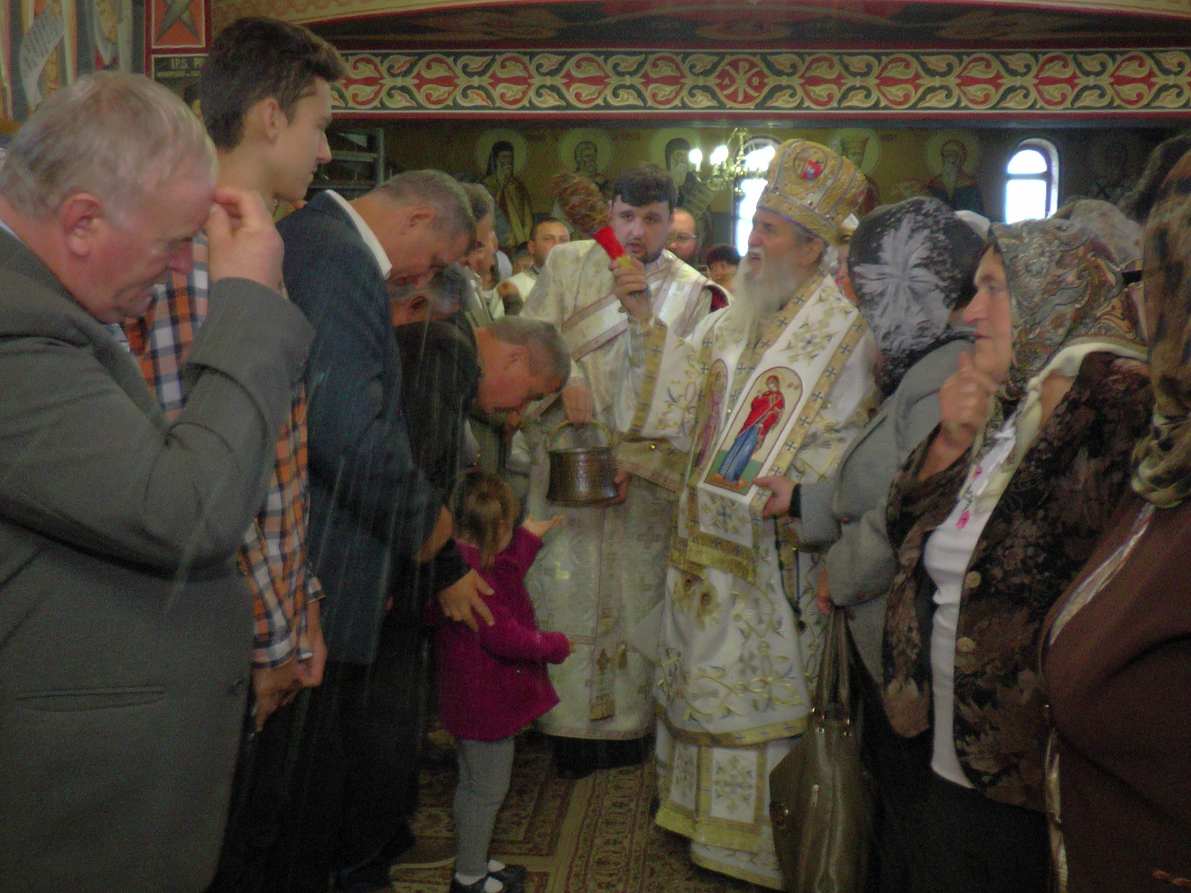 Slujbă de resfințire și Liturghie arhierească în cartierul sucevean Burdujeni