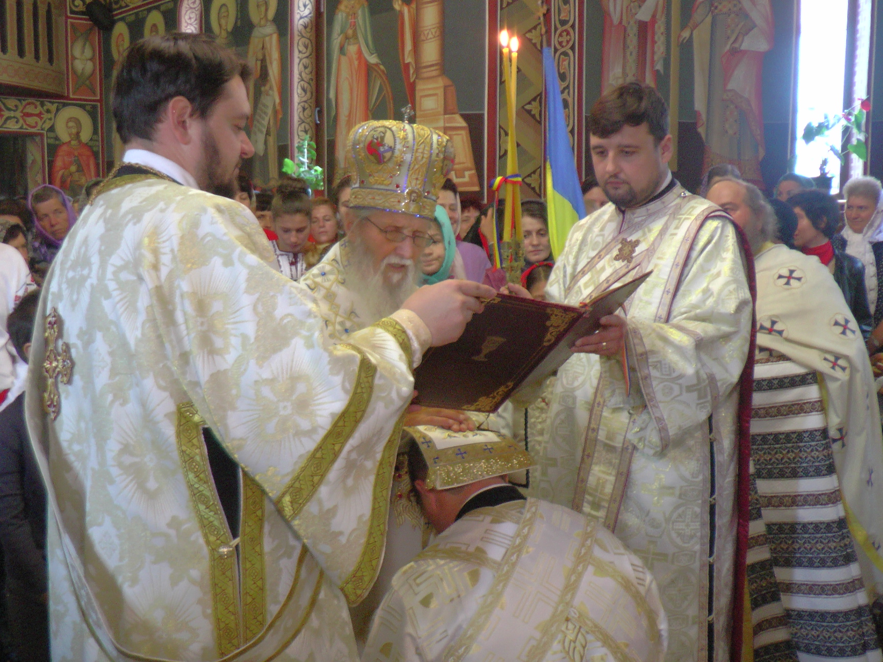 Slujbă de resfințire și Liturghie arhierească în cartierul sucevean Burdujeni