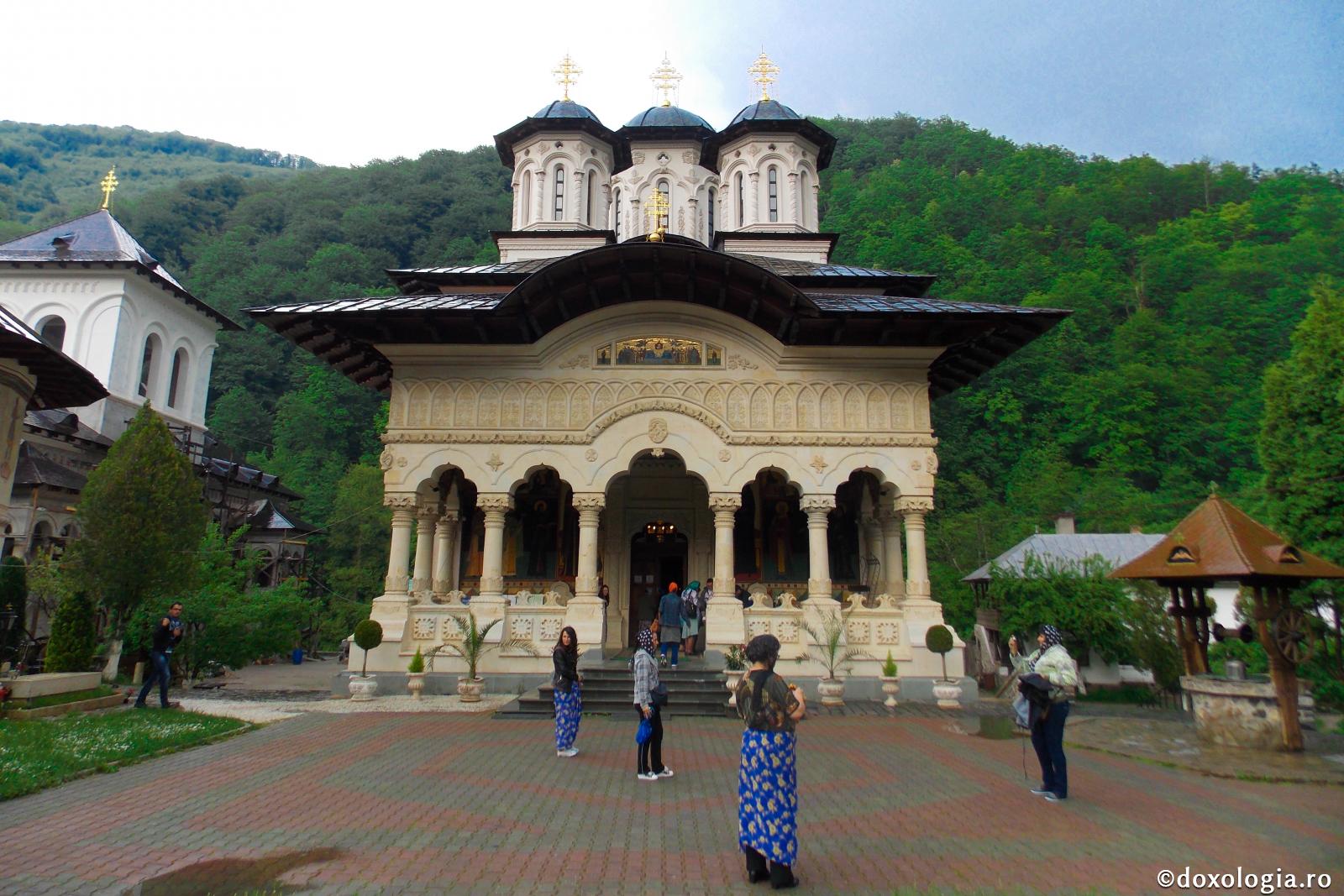Nu pleca până nu se termină slujba la biserică