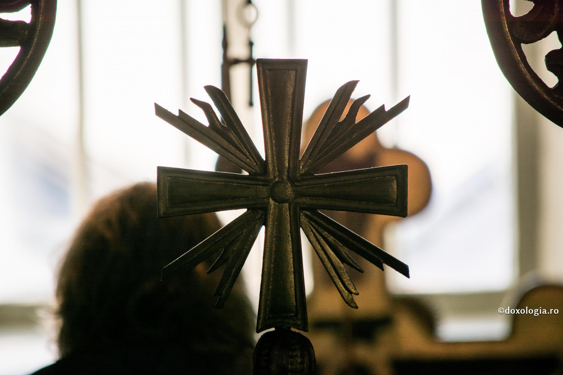 „A ne lua crucea înseamnă a trăi cu curaj”