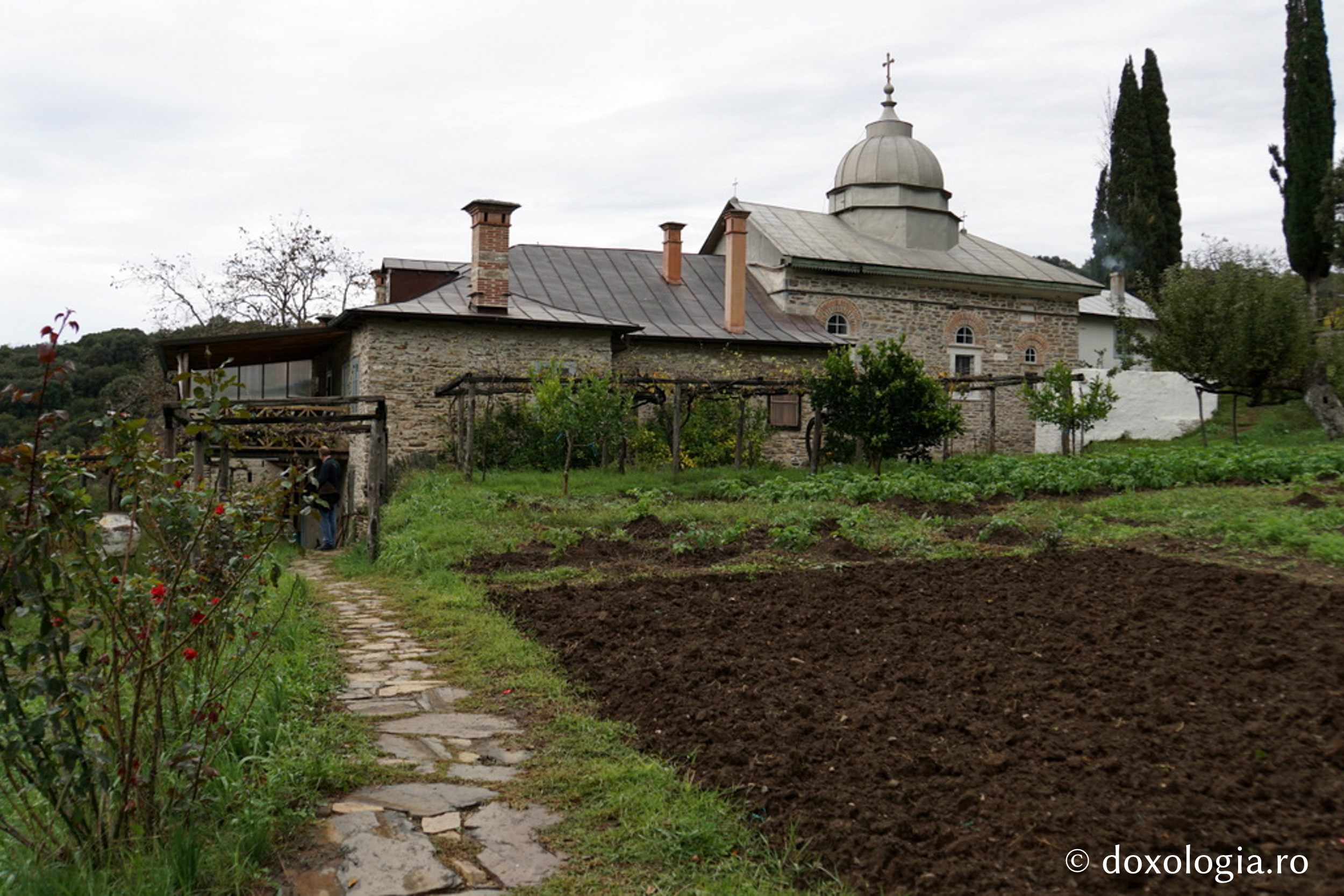 Chilia „Sfântul Ierarh Ipatie” - Sfântul Munte Athos (Foto: Silviu Cluci) Ieromonahul Alexandru: Amintiri din Sfântul Munte Athos