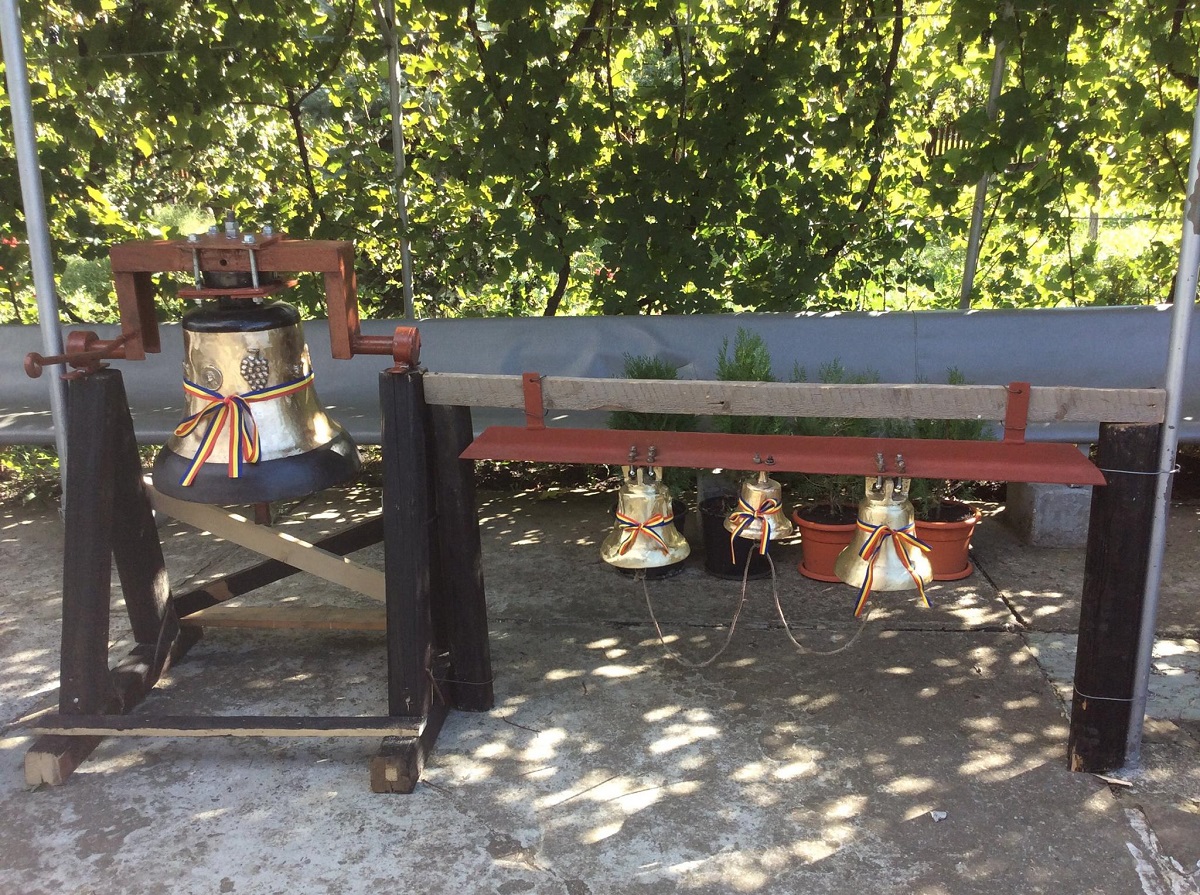 Clopote noi la bisericuța voievodală din Rădășeni Clopote noi la bisericuța voievodală din Rădășeni