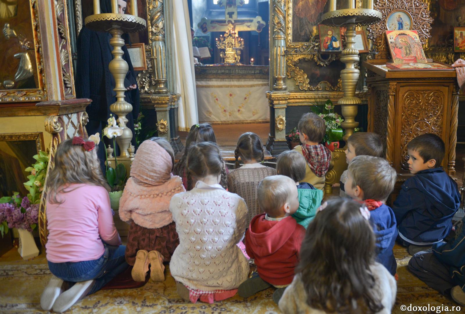 Copiii și biserica: o legătură firească și binecuvântată / Foto: Oana Nechifor Copiii în biserică